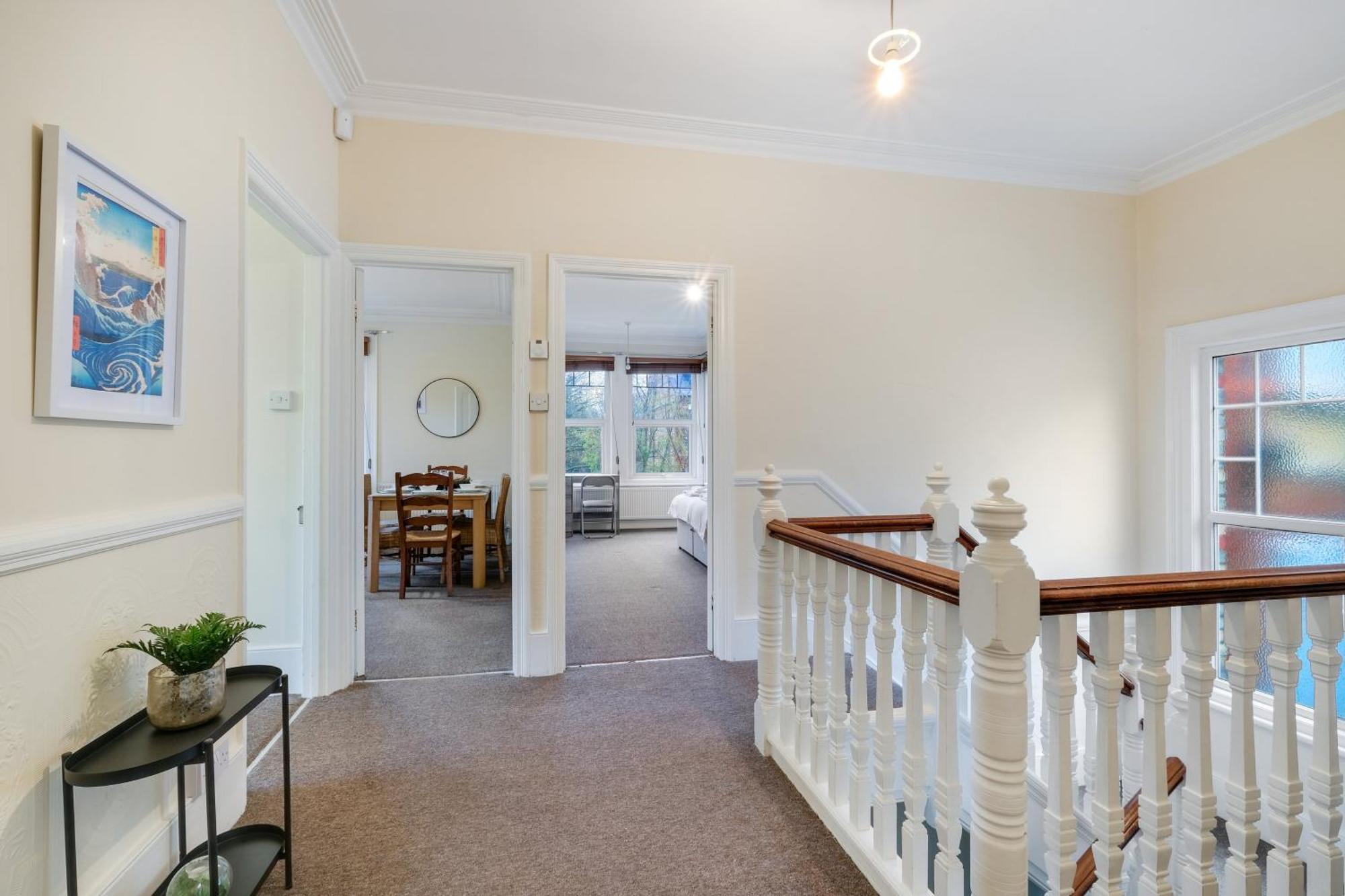 3 Bedroom And 1 Bathroom In Mountfield With Parking Londen