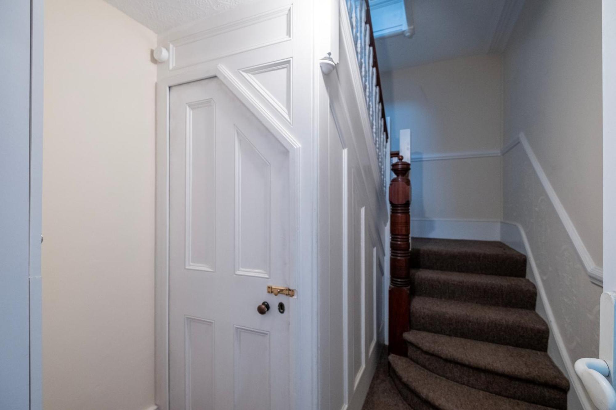 Appartement 3 Bedroom And 1 Bathroom In Mountfield With Parking Londen