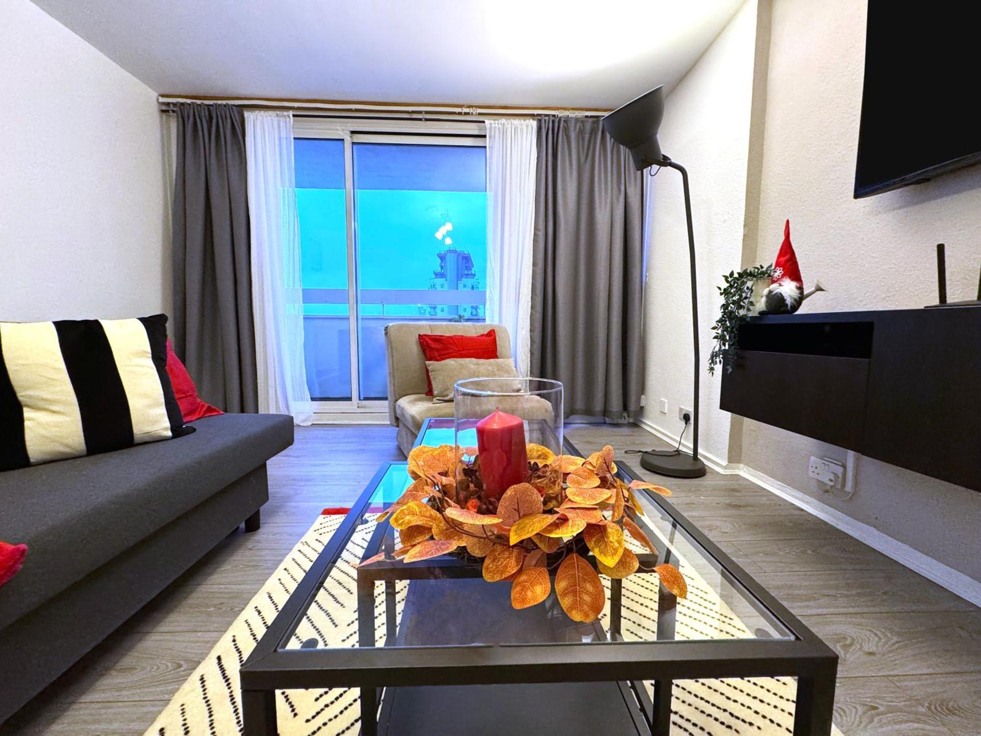 Skyline Apartment, London, Canary Wharf, River Side View And Street Parking Permit London