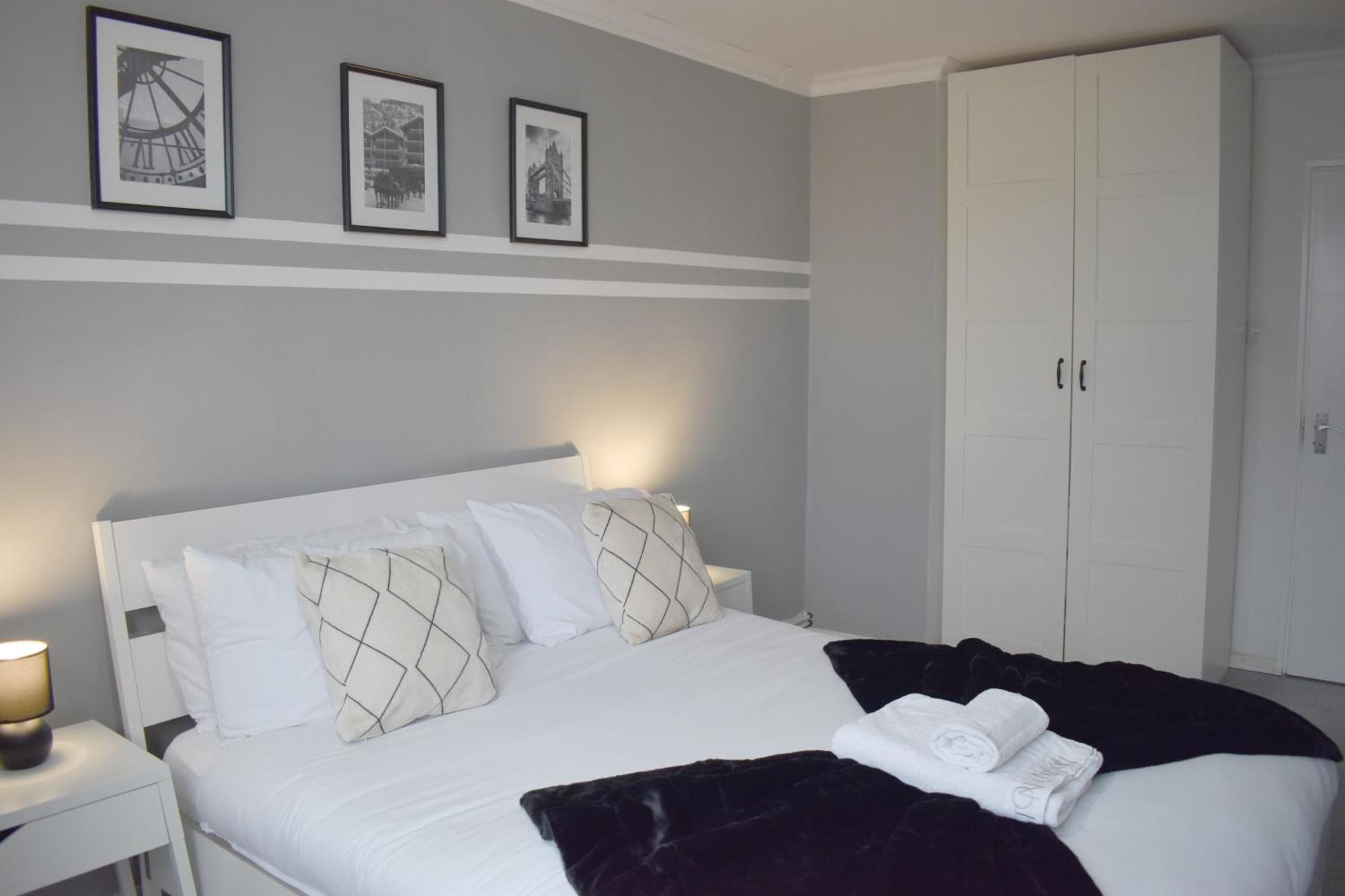 Apartment Skyline Apartment, London, Canary Wharf, River Side View And Street Parking Permit London