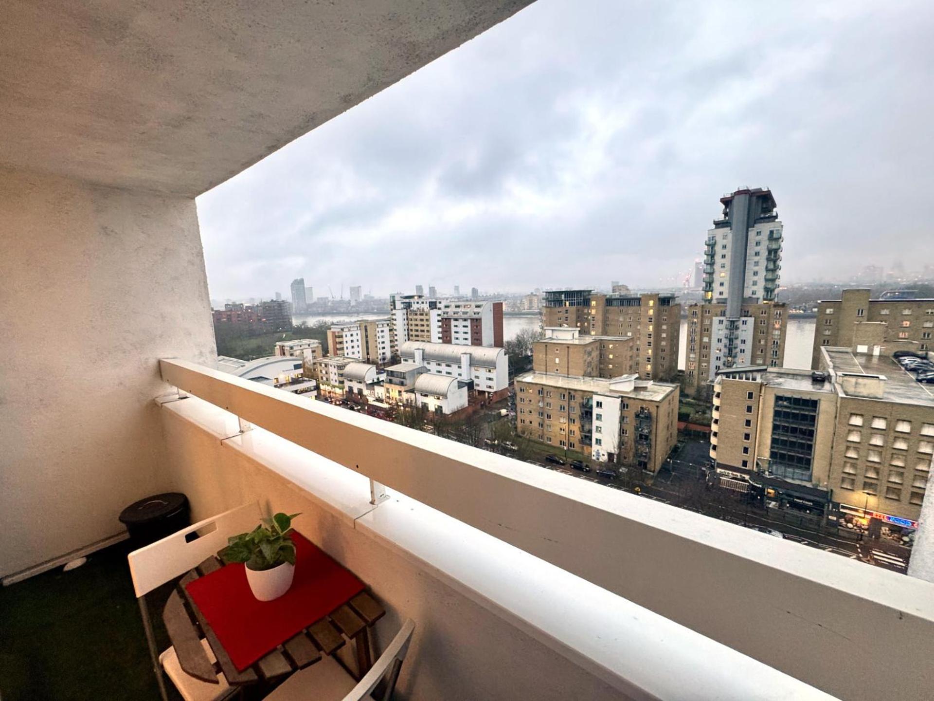 Apartment Skyline Apartment, London, Canary Wharf, River Side View And Street Parking Permit *
