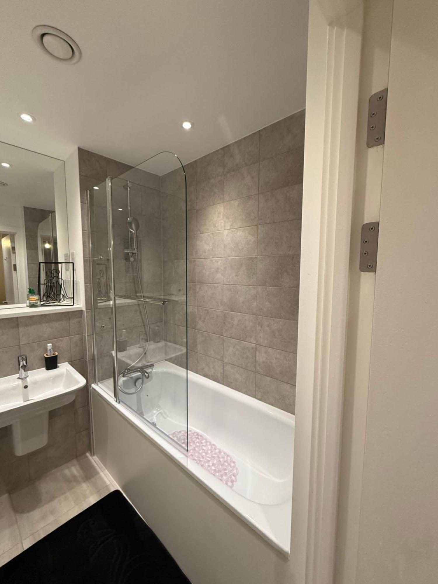 Wealth Luxury 2 Bedroom Double En-suite Lejlighed London
