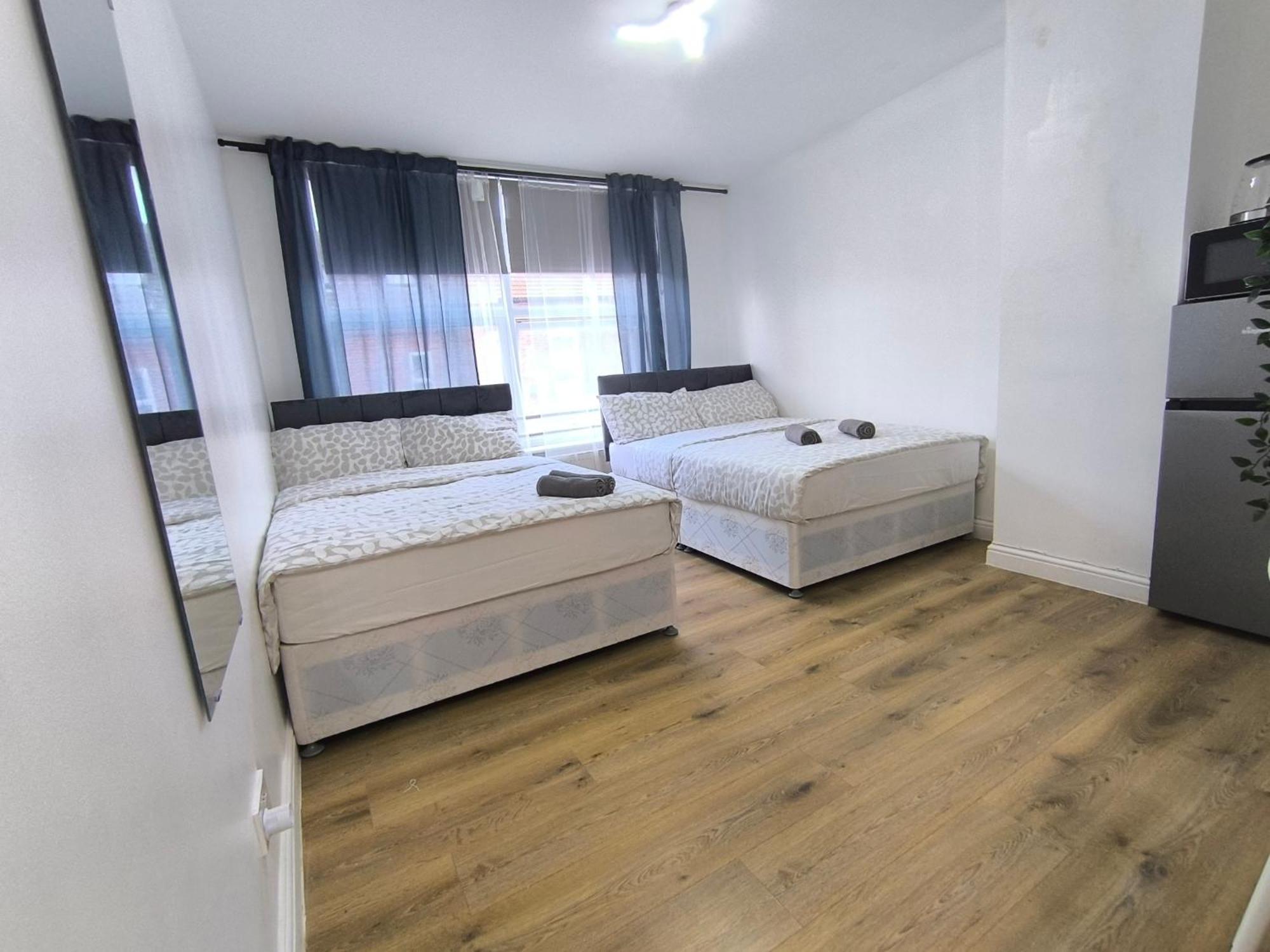4 Pers Style South Wimledon Tube Station London