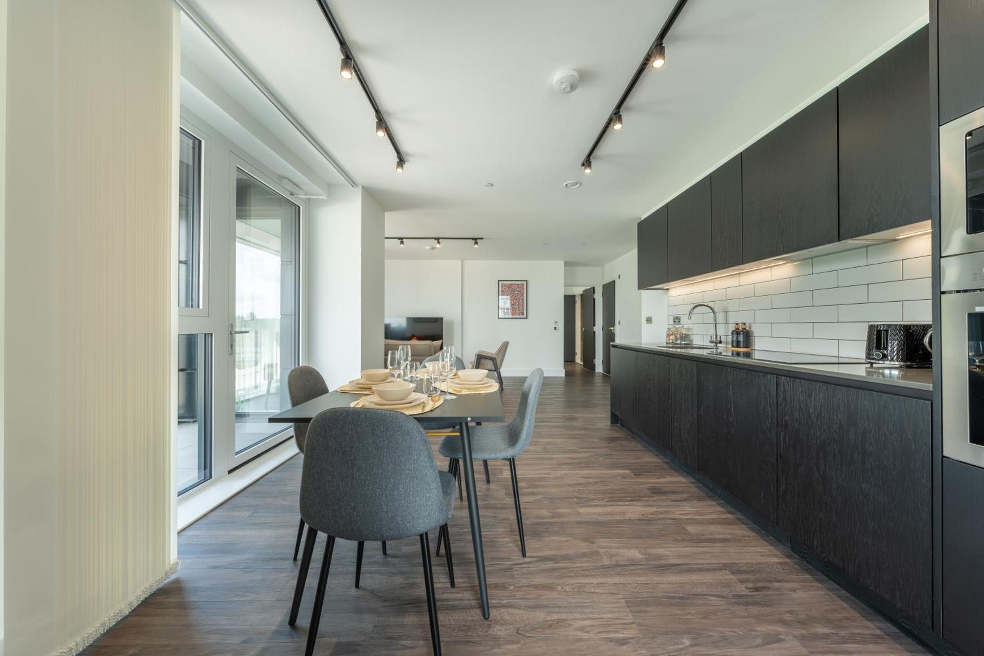 Mitre Haring By Artsy Apartment London