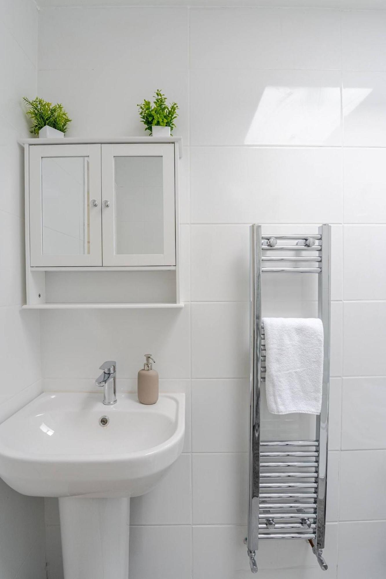Beautiful Flat Near - Entire Flat - Equipped Kitchen - Private Bathroom Lägenhet London