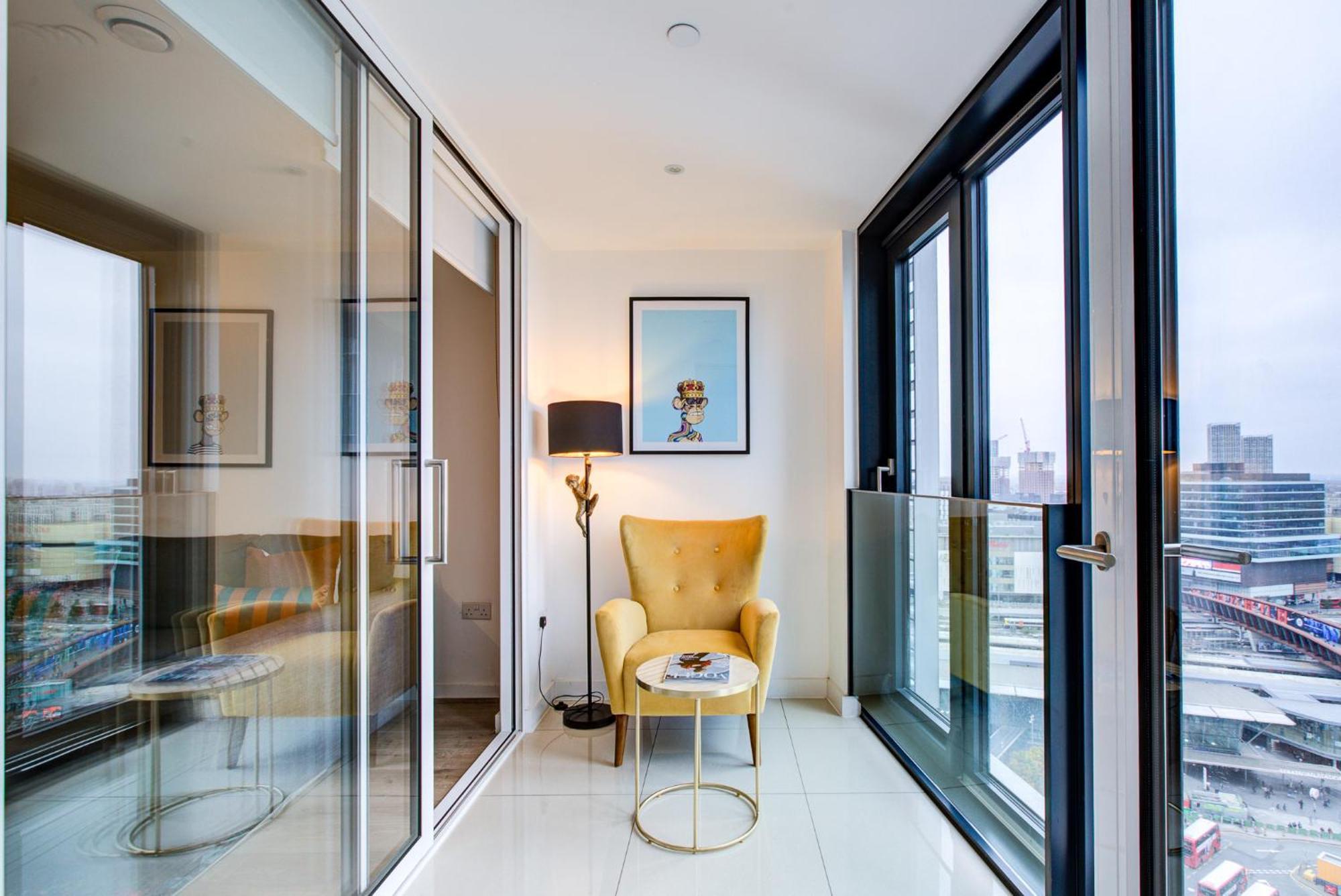 Apes Tower 3 By Artsy * Londra