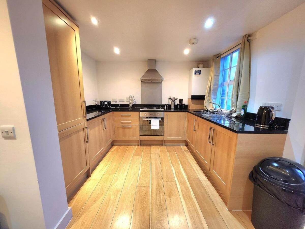 Comfortable 2br Flat - 1 Min To Tube, Sleeps 6 Apartment London