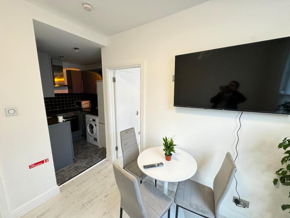 One Bedroom Flat Victoria * Londra