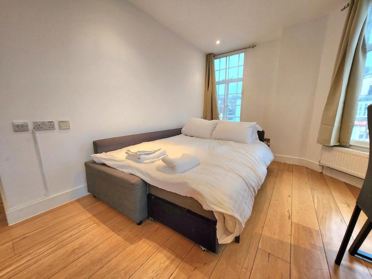 Spacious 2-bed Flat - Close To Tube, Sleeps 6 Apartment London