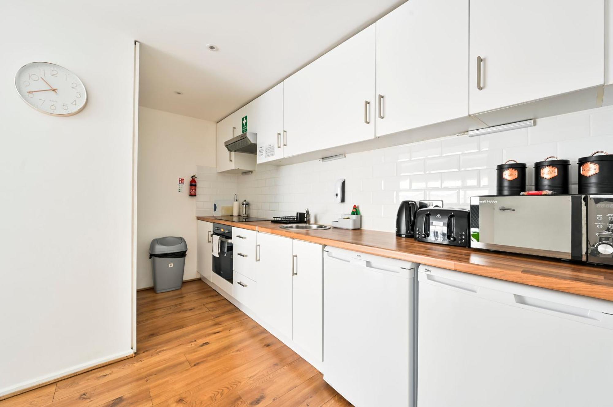 Lovely 2-bed, Sleeps 6, Near Stratford Station & Abba Voyage, Appartement Londen
