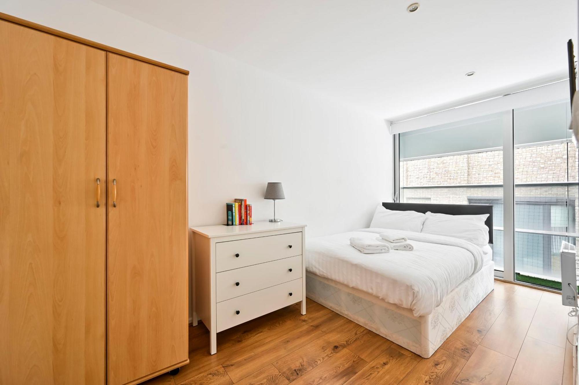 Lovely 2-bed, Sleeps 6, Near Stratford Station & Abba Voyage, Londen