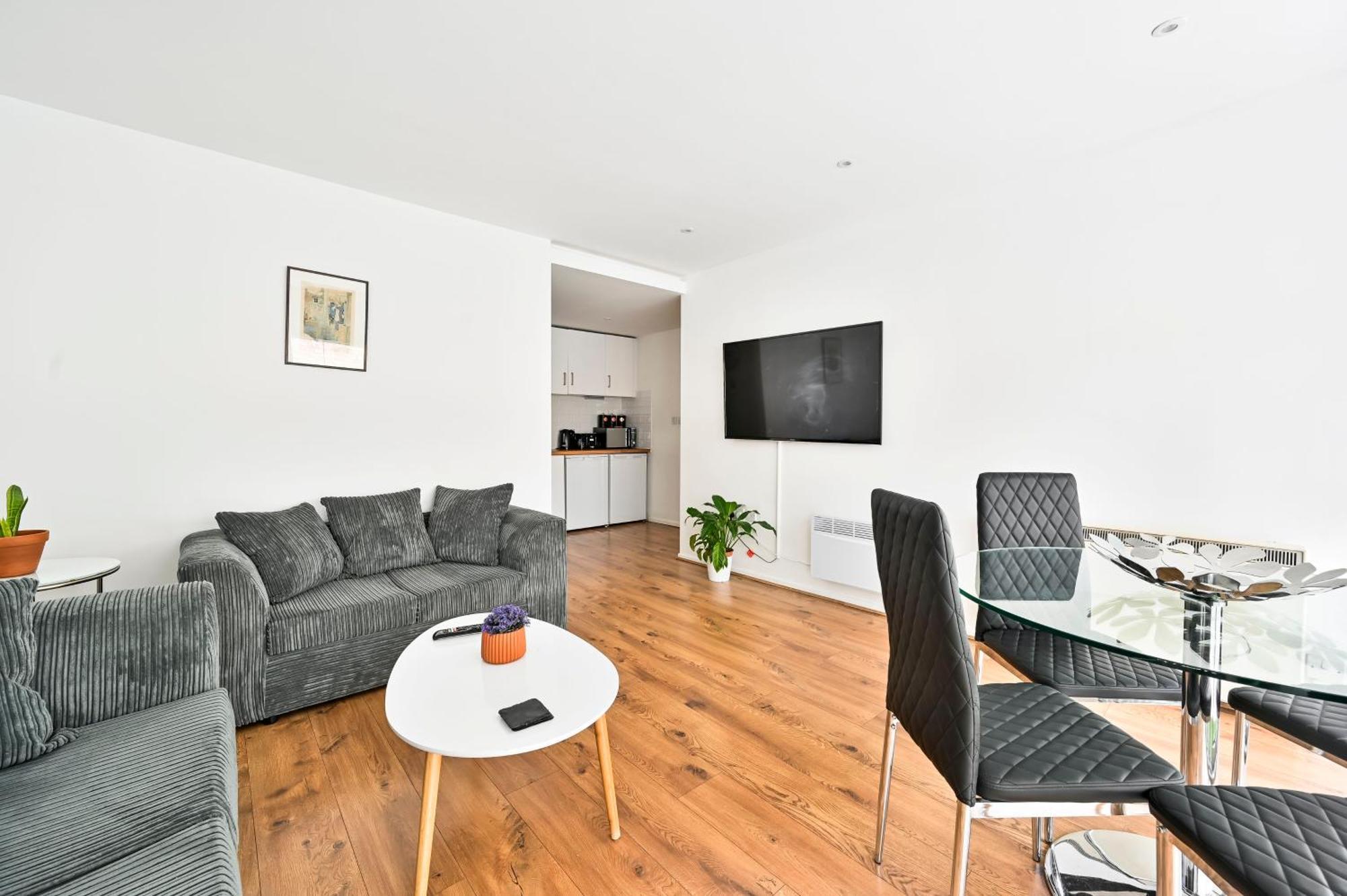 Lovely 2-bed, Sleeps 6, Near Stratford Station & Abba Voyage, Appartement Londen