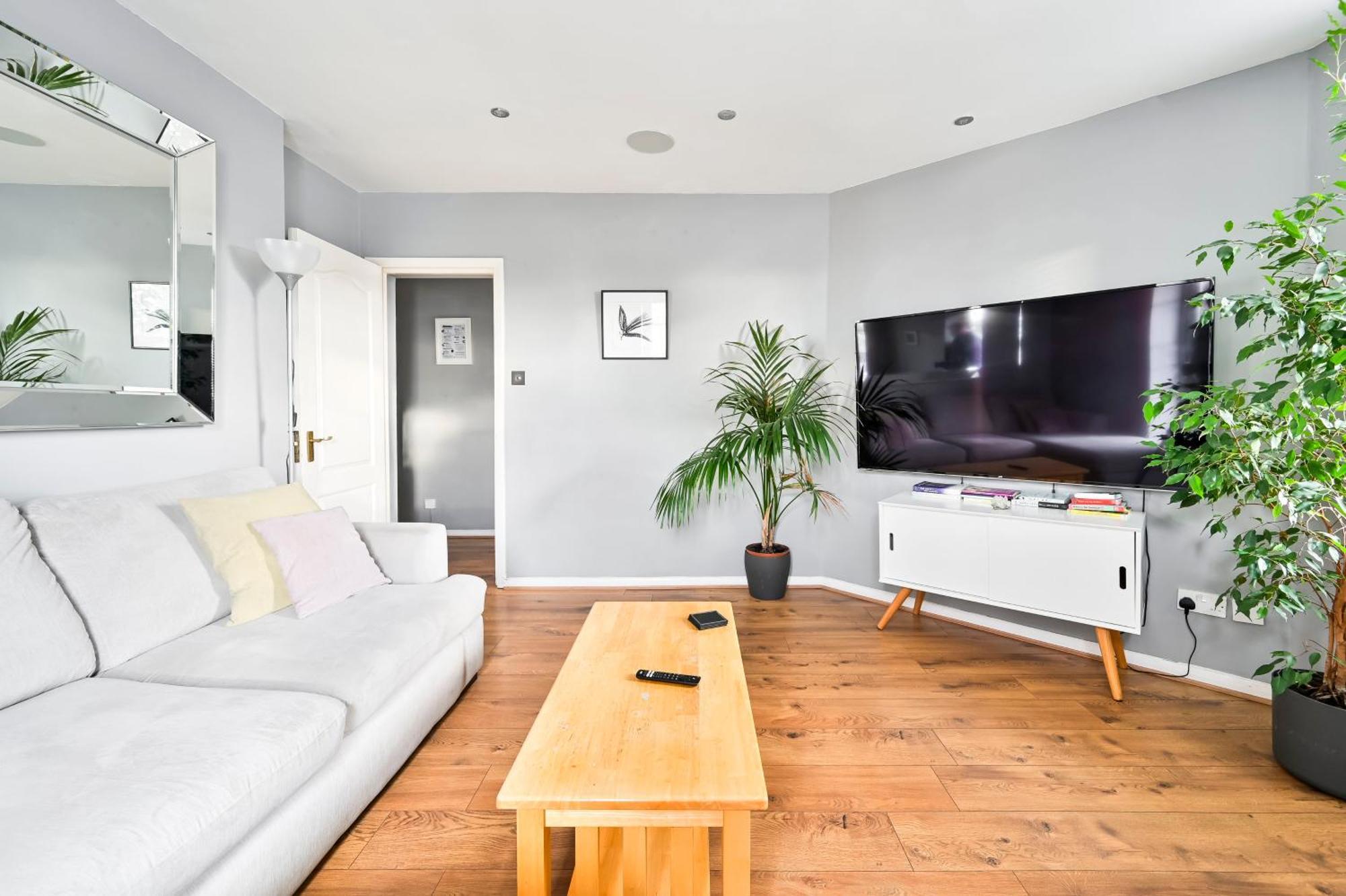 Cosy 1-Bed E15, Sleeps 4, 1 Min From Tube Station Near O2 Arena Lägenhet