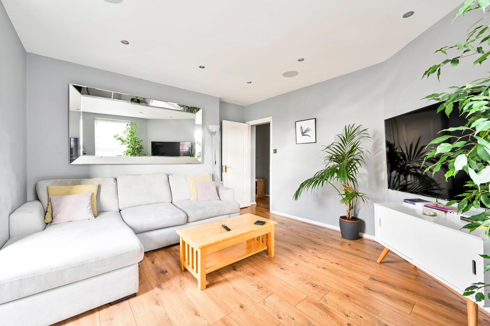 Cosy 1-Bed E15, Sleeps 4, 1 Min From Tube Station Near O2 Arena Lägenhet *