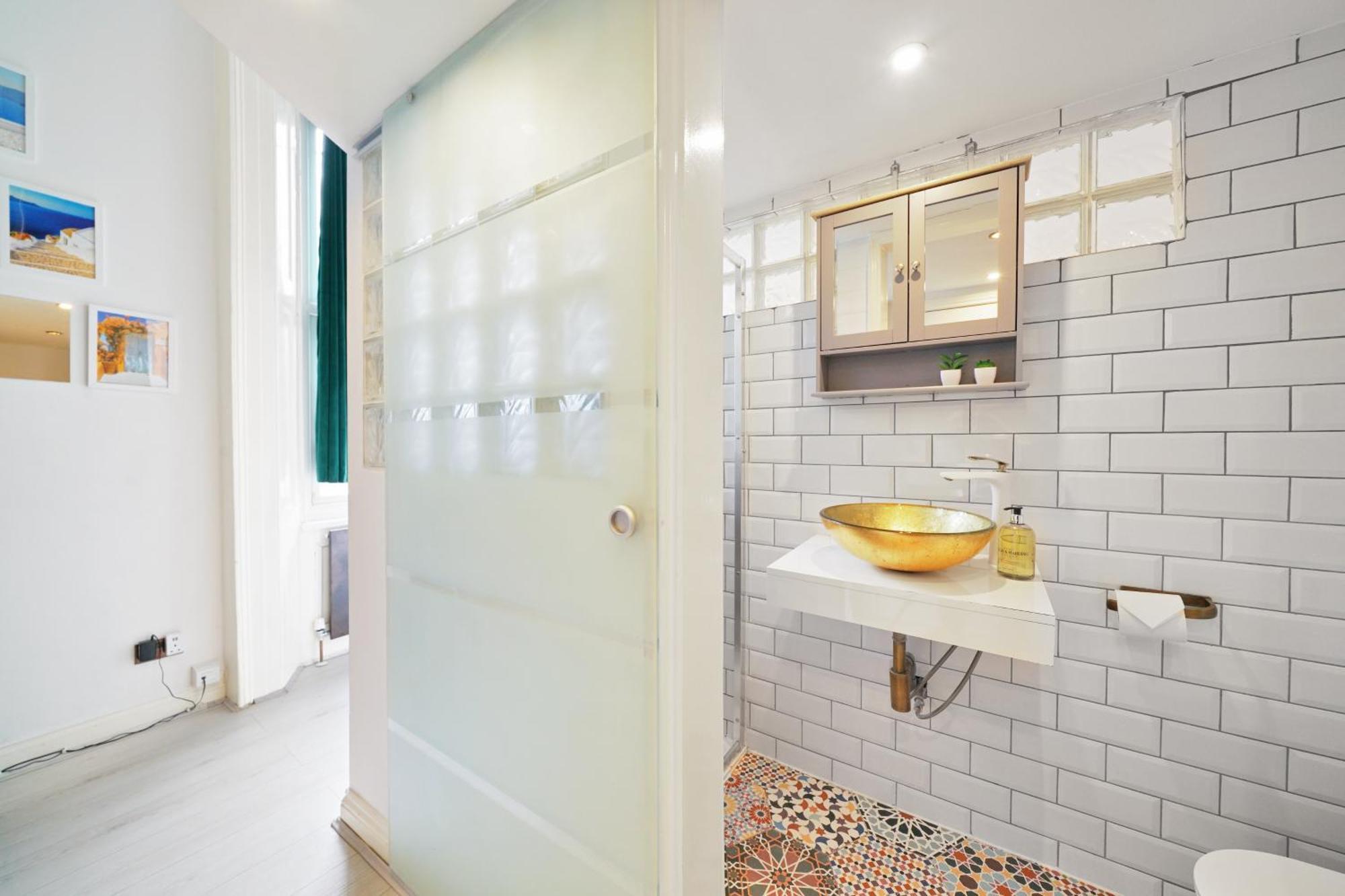Cozy Split-level Studio London
