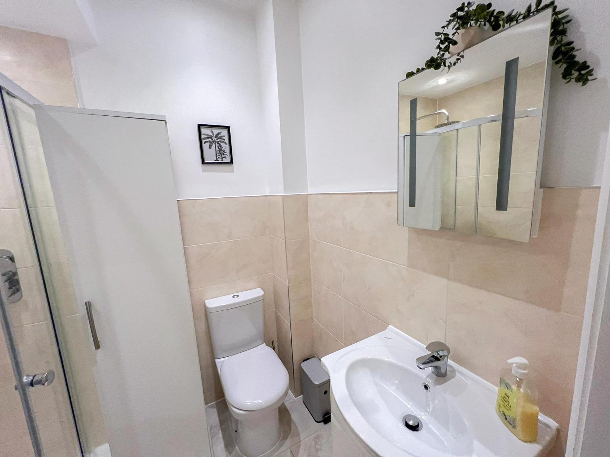 Lägenhet Cozy 2-bedroom With Free Wi-fi In Shepherds Bush Near Westfield *