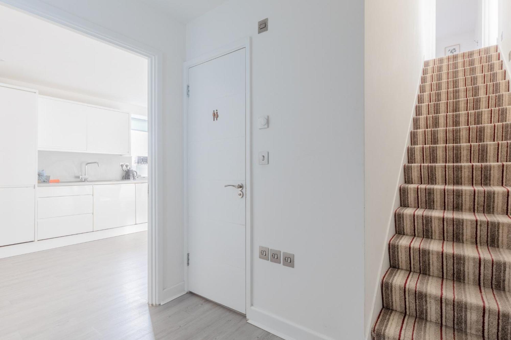 Spacious 3bd Flat Near Airport Apartment London