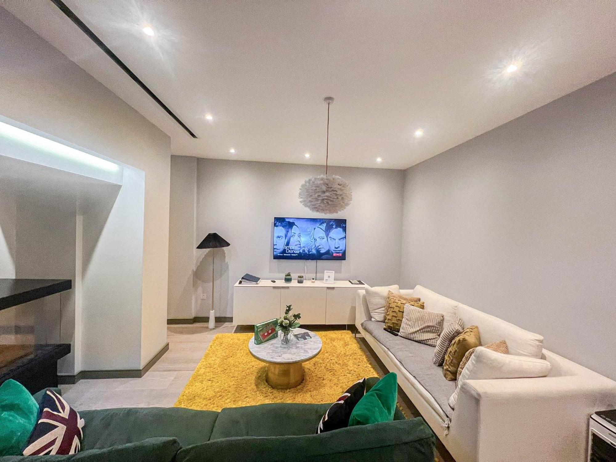 Luxurious 3-bedroom & 3 Bathroom Flat With Indoor Fireplace And Patio In Mayfair Apartment *