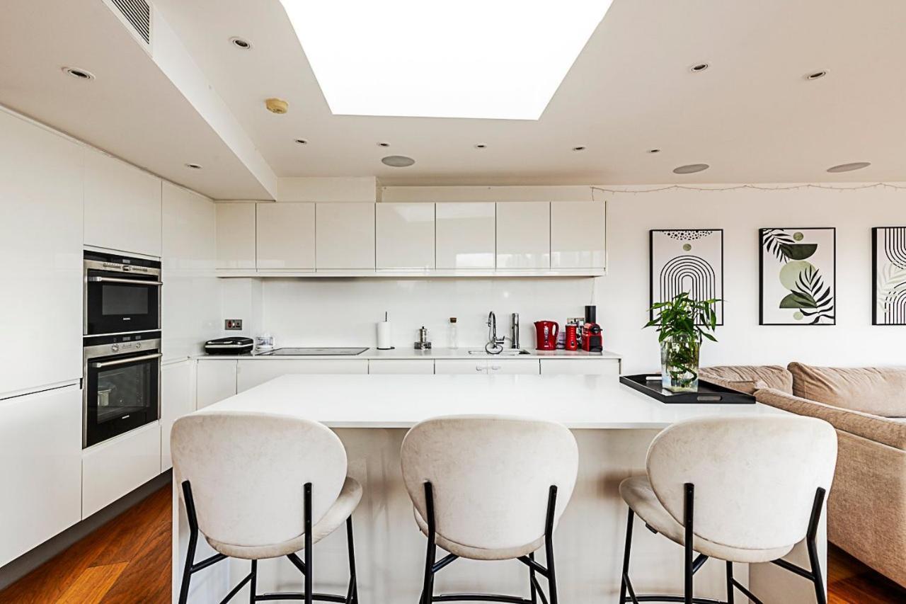 Apartment Modern Haven With Terrace View & Urban Charm *