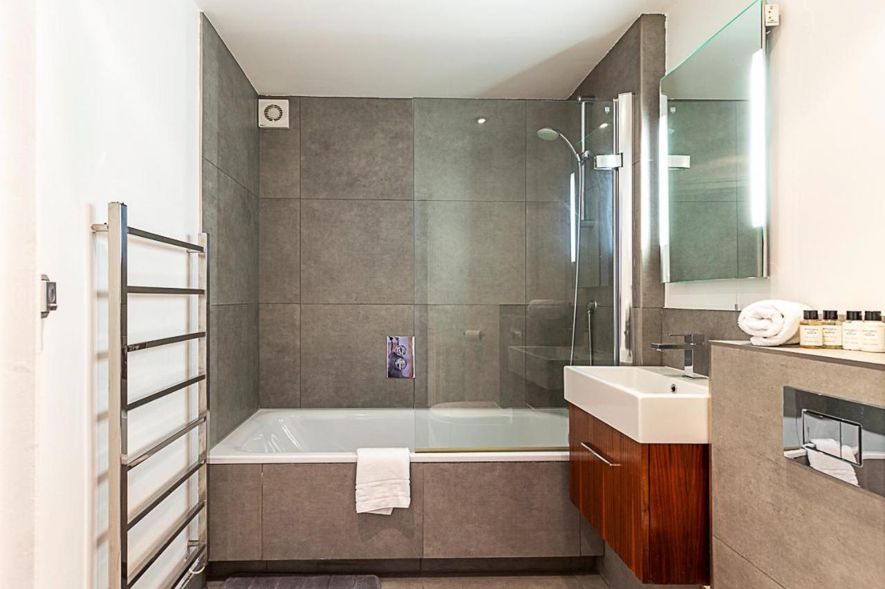 Modern Haven With Terrace View & Urban Charm Apartment *