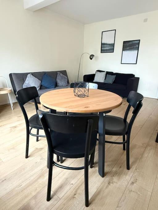 Spacious 2 Bed Flat Grade 2 Art Deco Building Apartment London