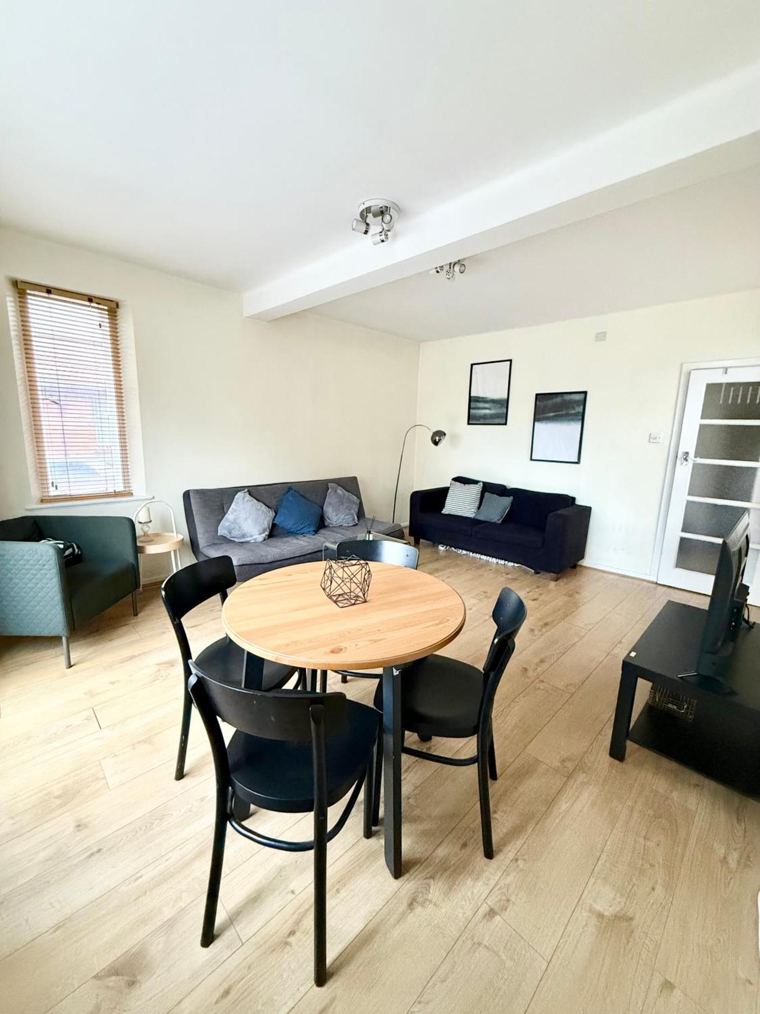 Spacious 2 Bed Flat Grade 2 Art Deco Building London