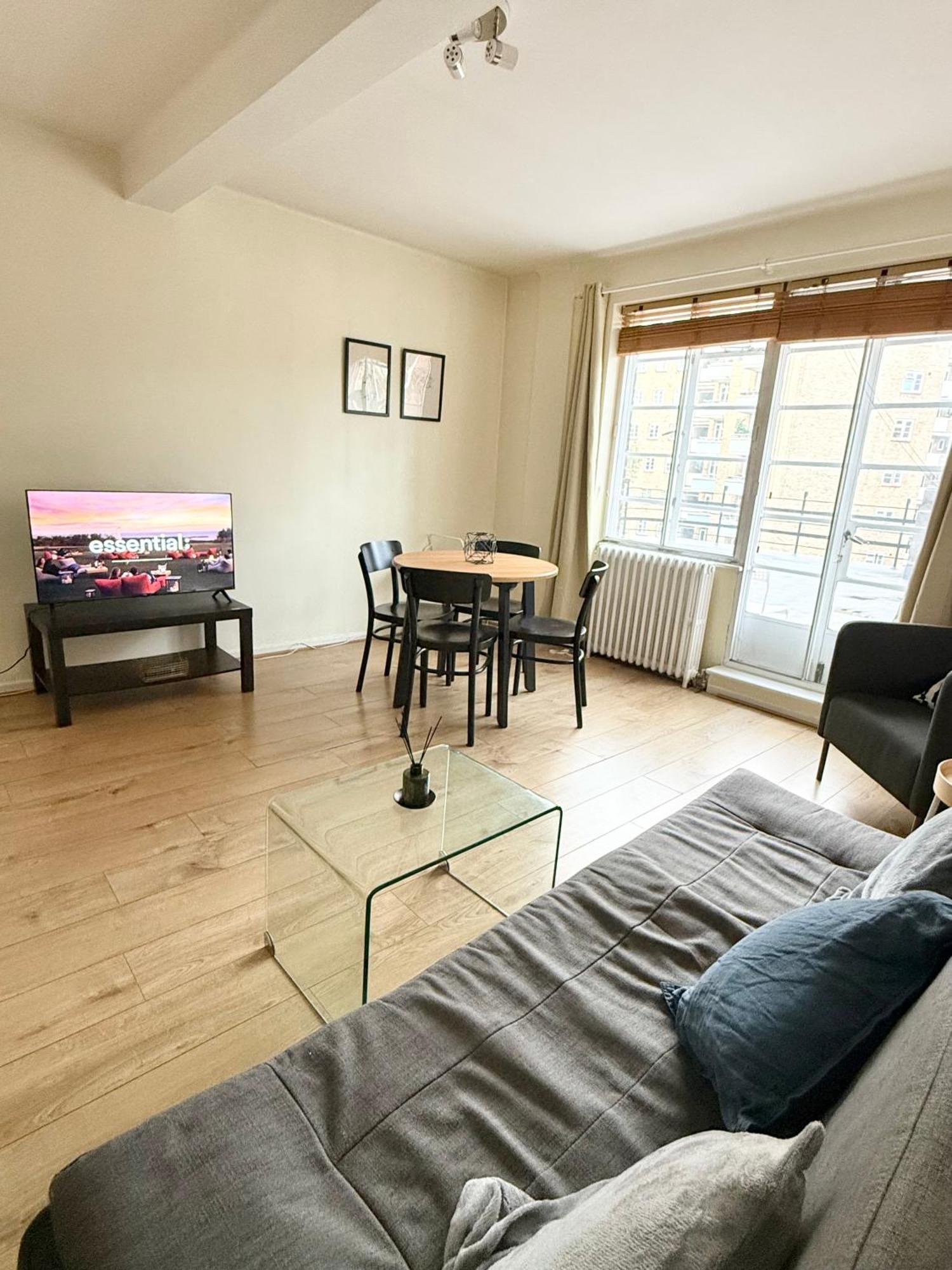 Spacious 2 Bed Flat Grade 2 Art Deco Building Apartment London