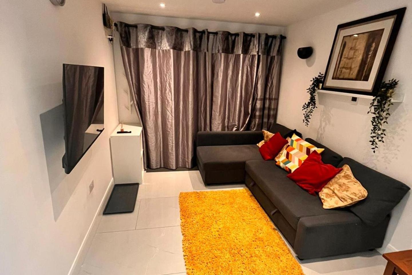 1bedhouse- London-sleeps 4- Close To Attractions London