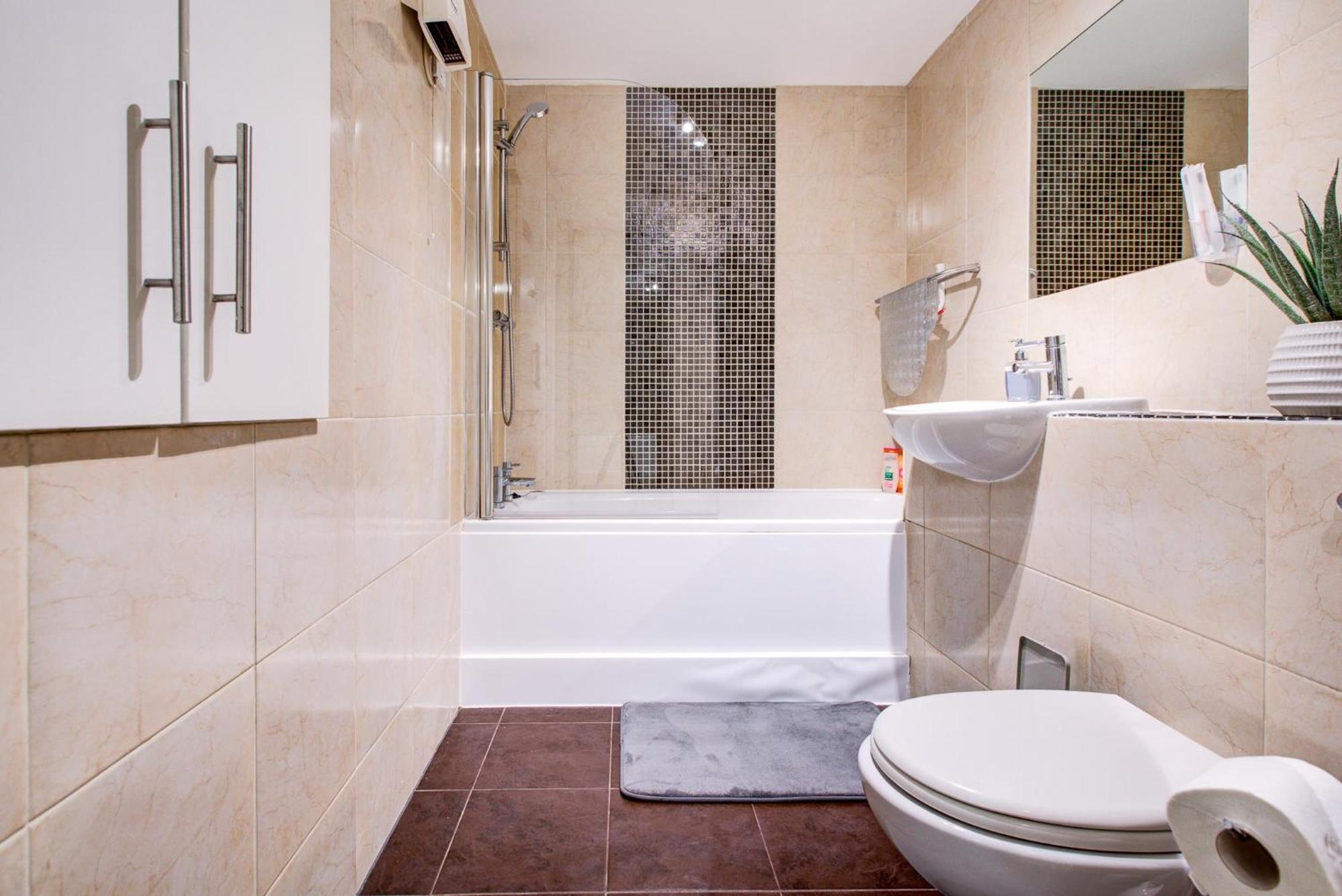 Spacious 2-bed Family With Pets Welcome Lägenhet London