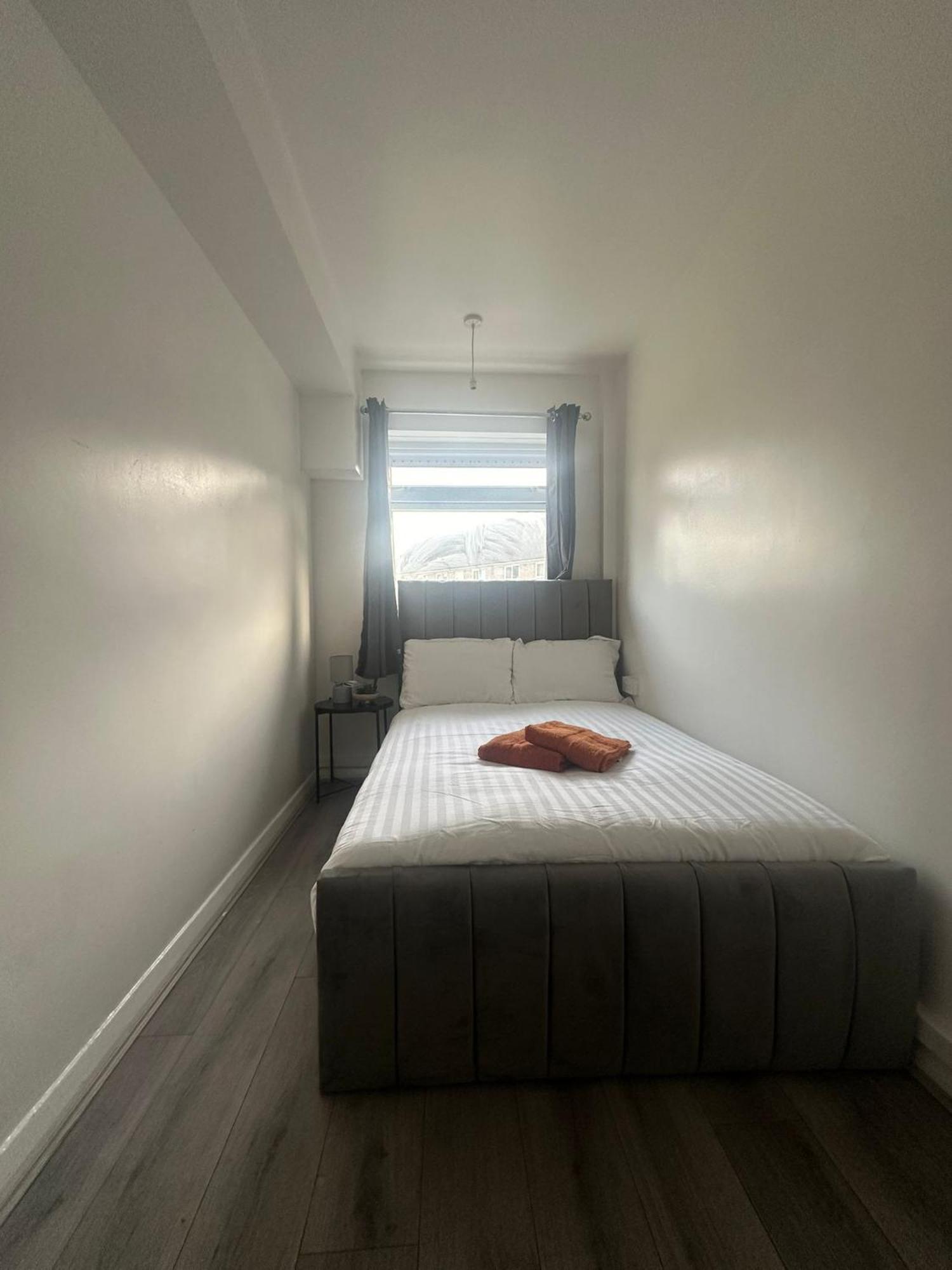Modern In A 4 Bedroom Flat In London, Shared Bathroom! Rum i privatbostad