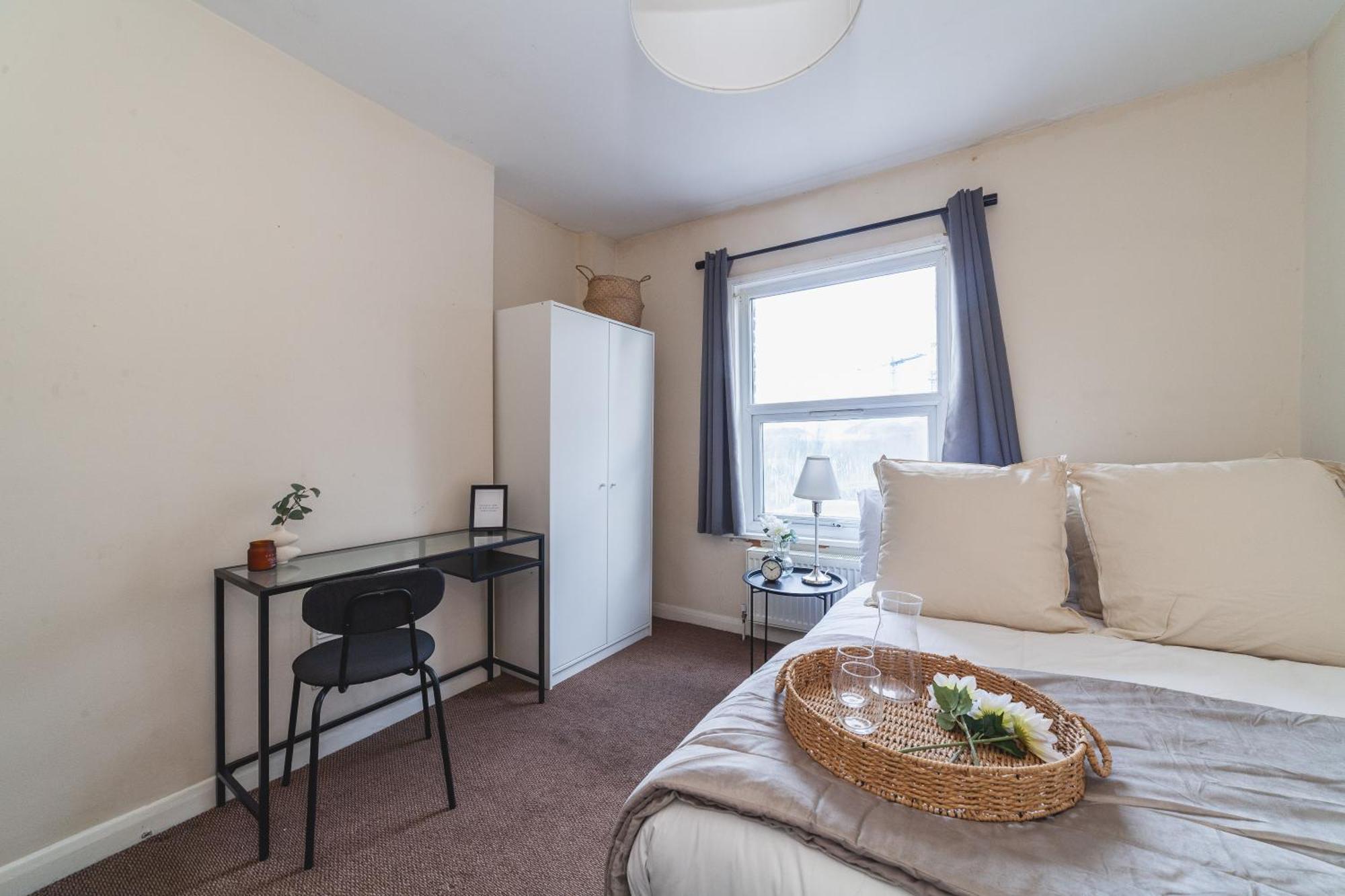 1 Double Available In Lovely Acton Duplex - 5 Minutes From Elizabeth Line & Close To Heathrow Appartement Londen