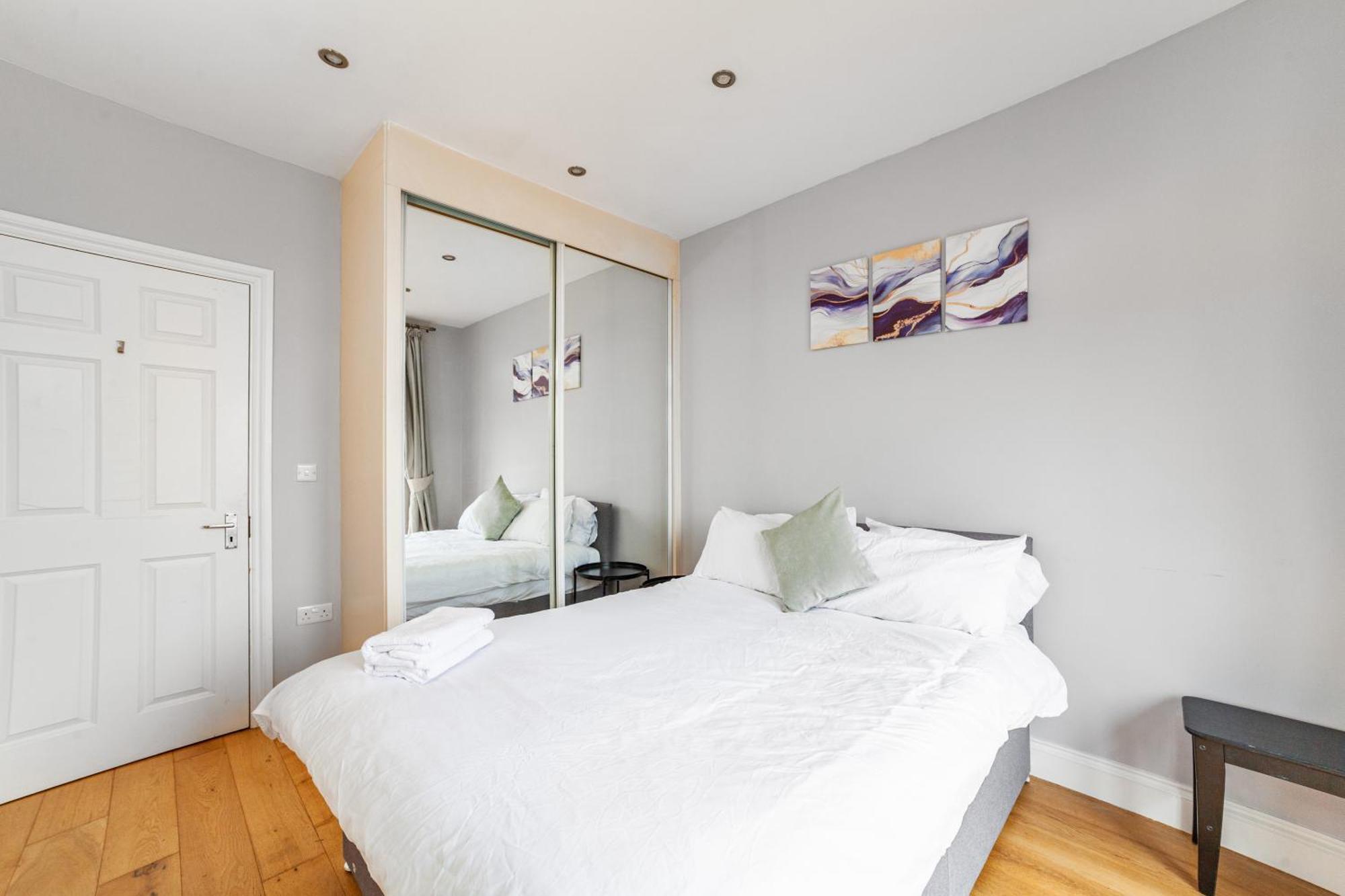 Relax And Unwind, King Beds Near Camden Town Leilighet London
