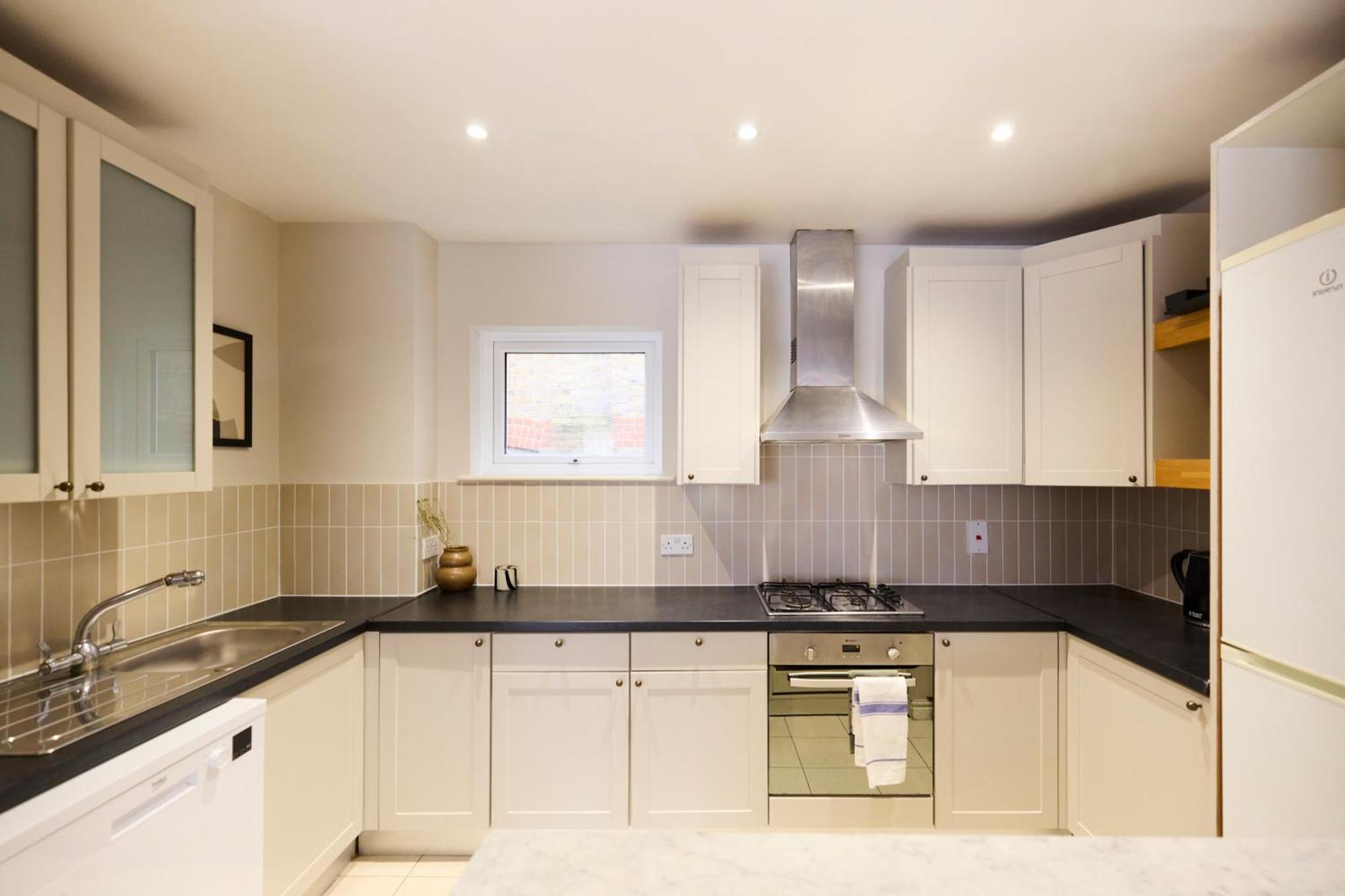 The Wray Crescent Hideout - Stylish 4bdr With Parking * London