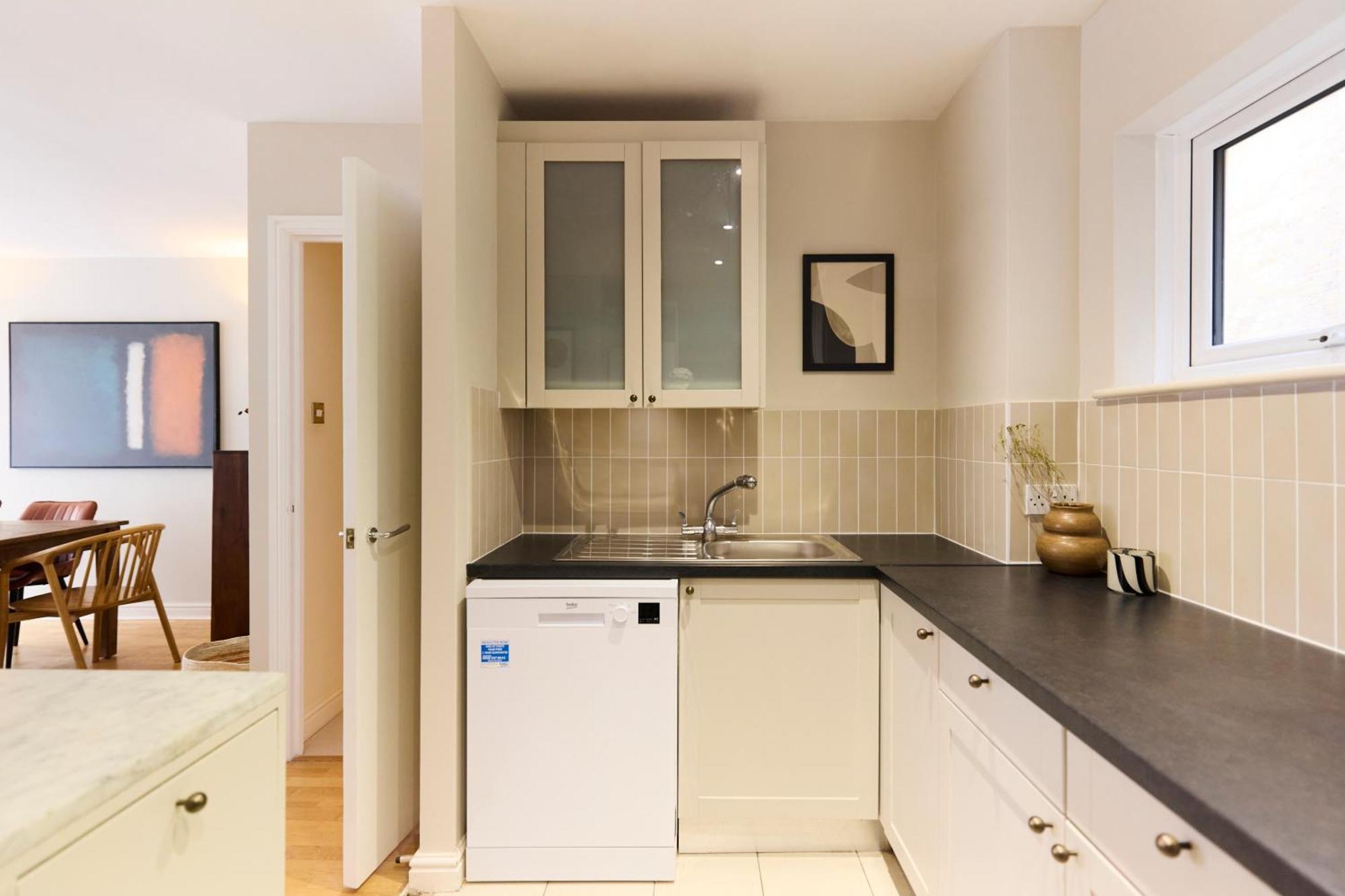 Apartment The Wray Crescent Hideout - Stylish 4bdr With Parking