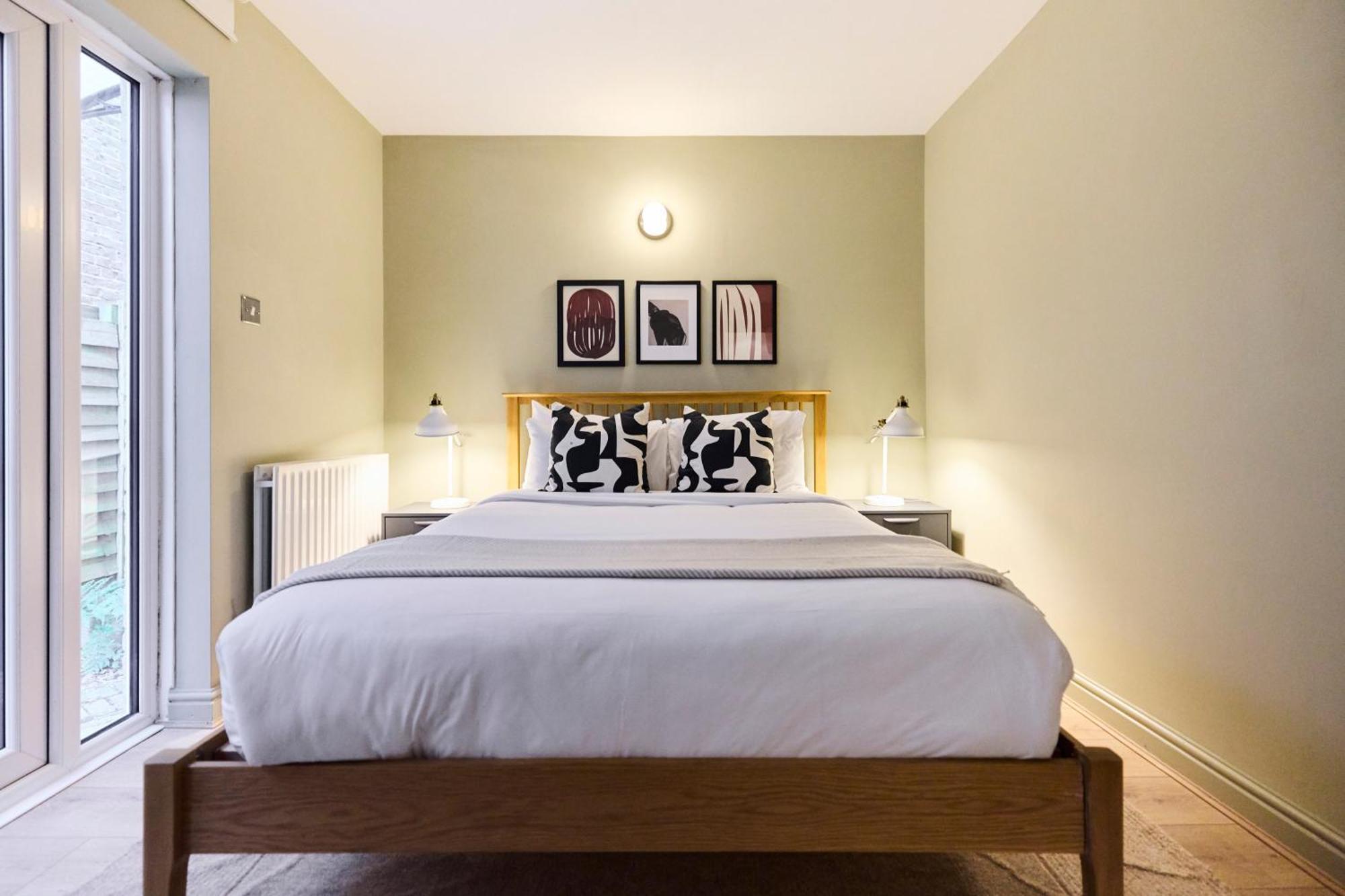 The Wray Crescent Hideout - Stylish 4bdr With Parking Apartment *