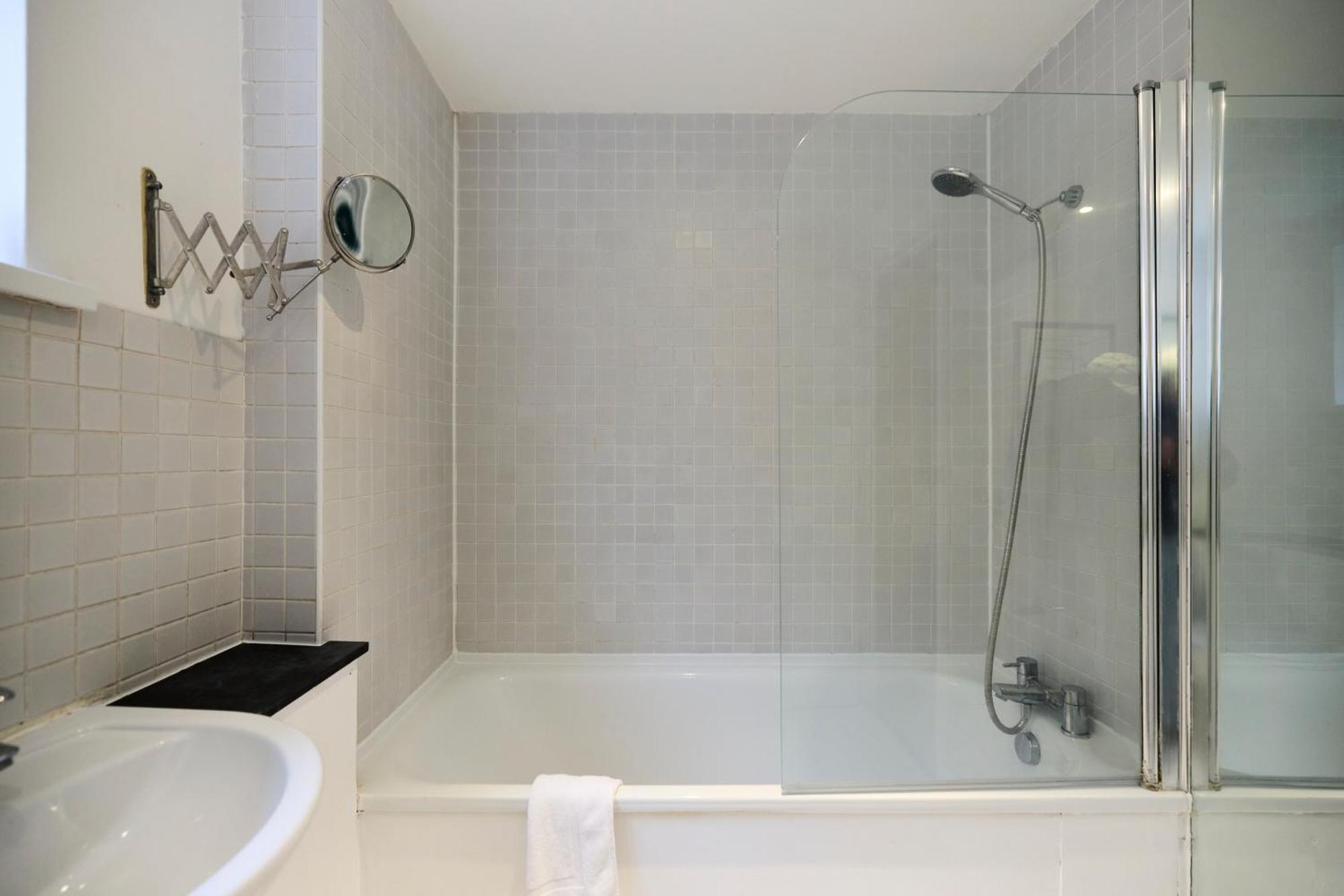 The Wray Crescent Hideout - Stylish 4bdr With Parking Apartment