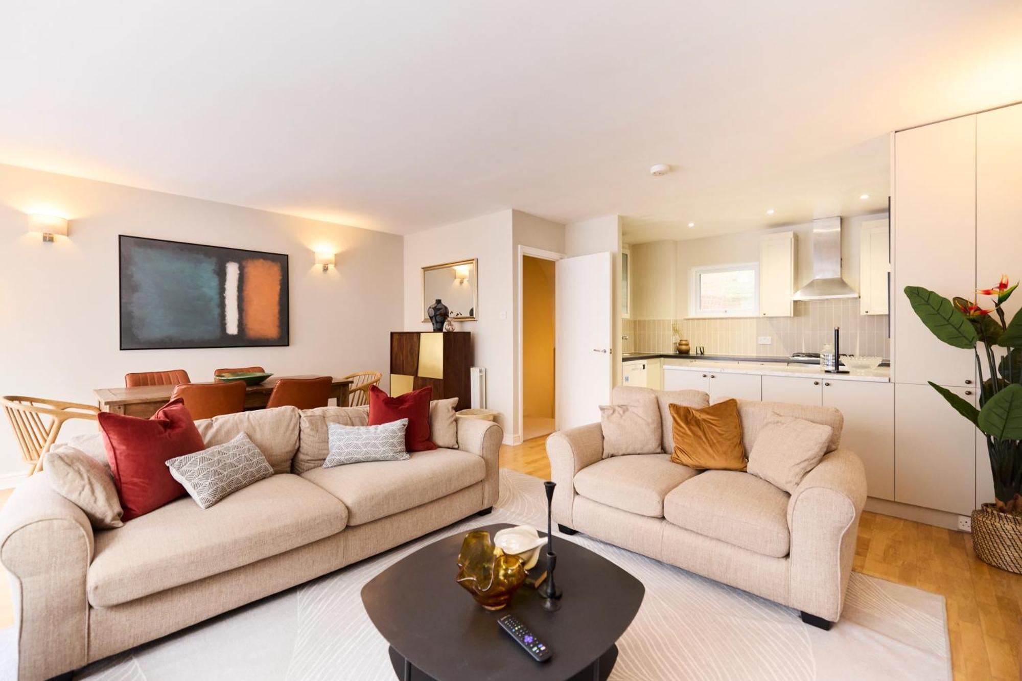 The Wray Crescent Hideout - Stylish 4bdr With Parking Apartment *