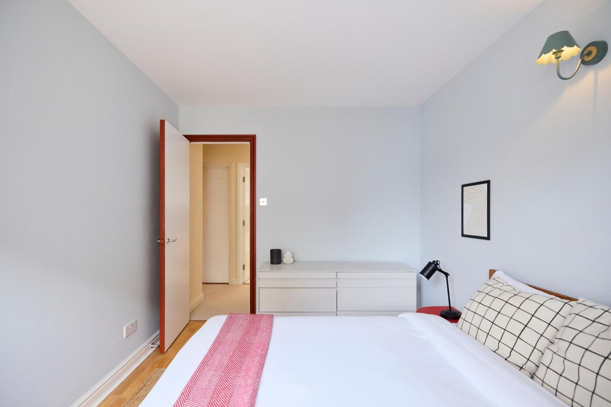 The Wray Crescent Hideout - Stylish 4bdr With Parking * London
