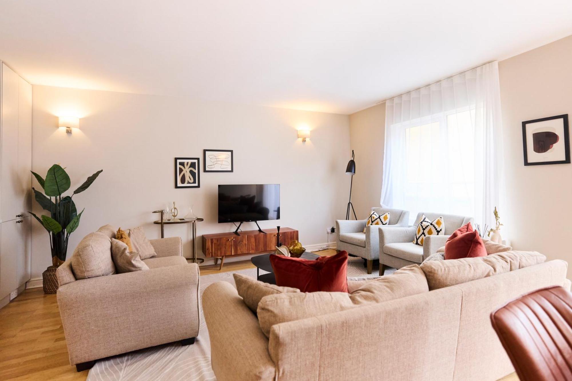 The Wray Crescent Hideout - Stylish 4bdr With Parking Apartment *