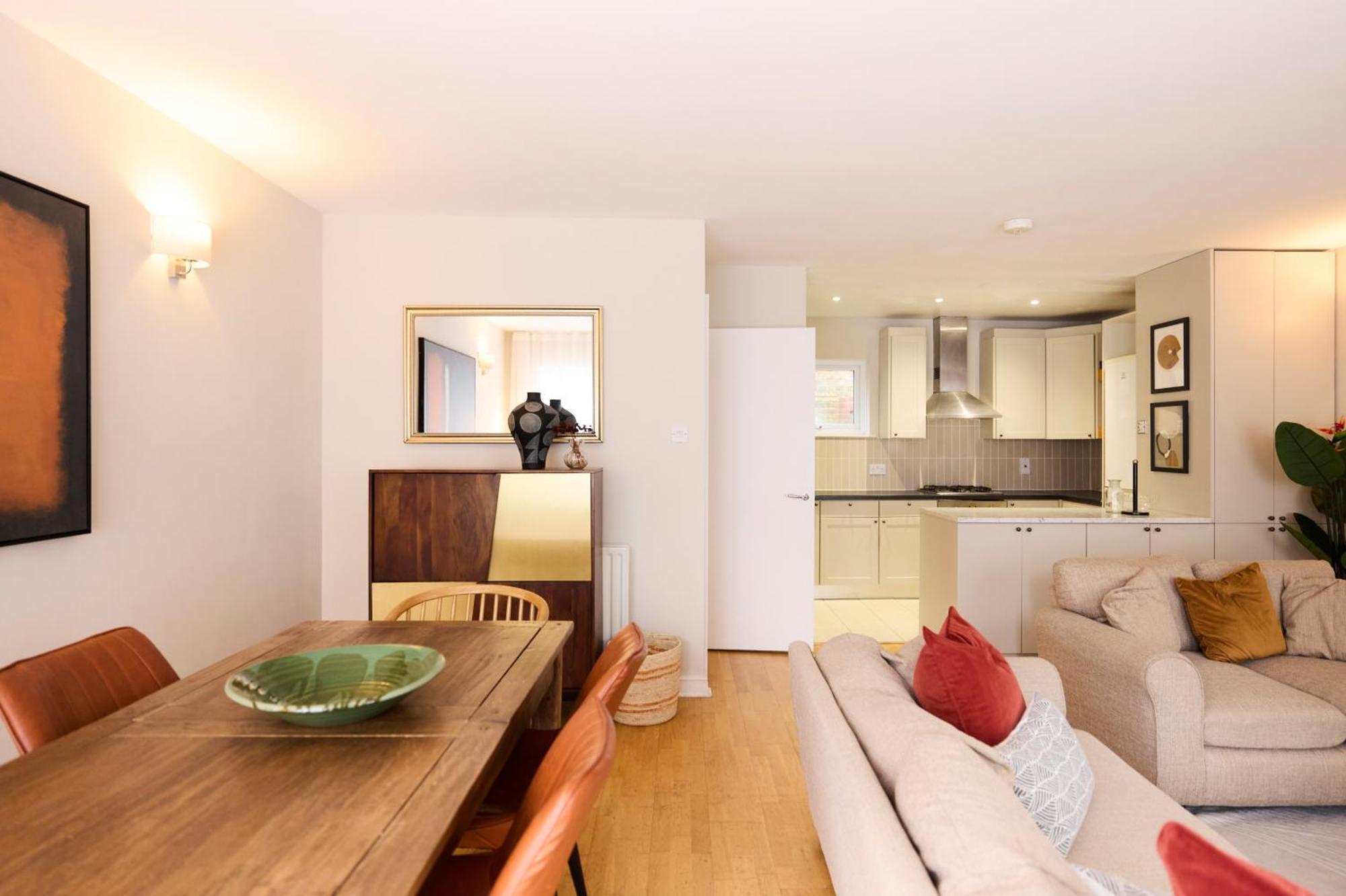 Apartment The Wray Crescent Hideout - Stylish 4bdr With Parking *