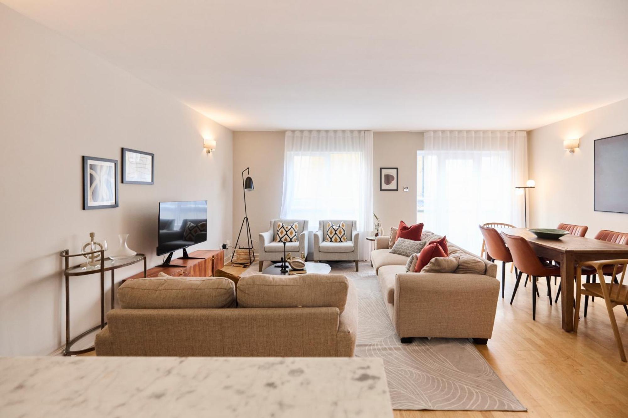 The Wray Crescent Hideout - Stylish 4bdr With Parking Apartment *