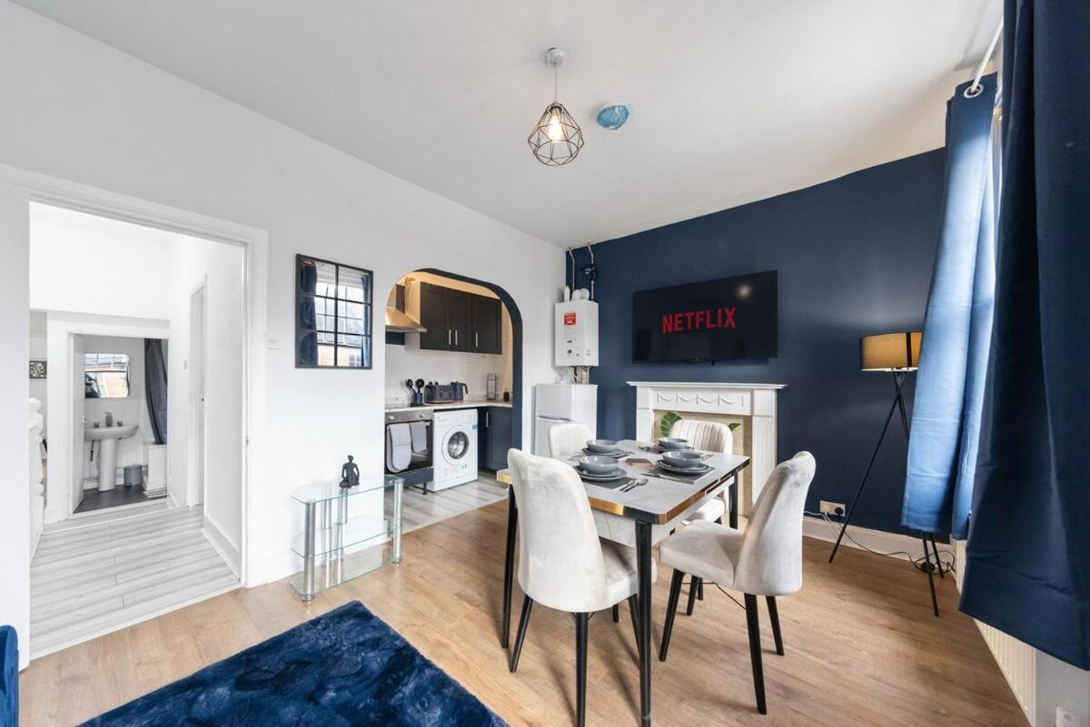 Sleep 6 Close To Centre Holiday home London