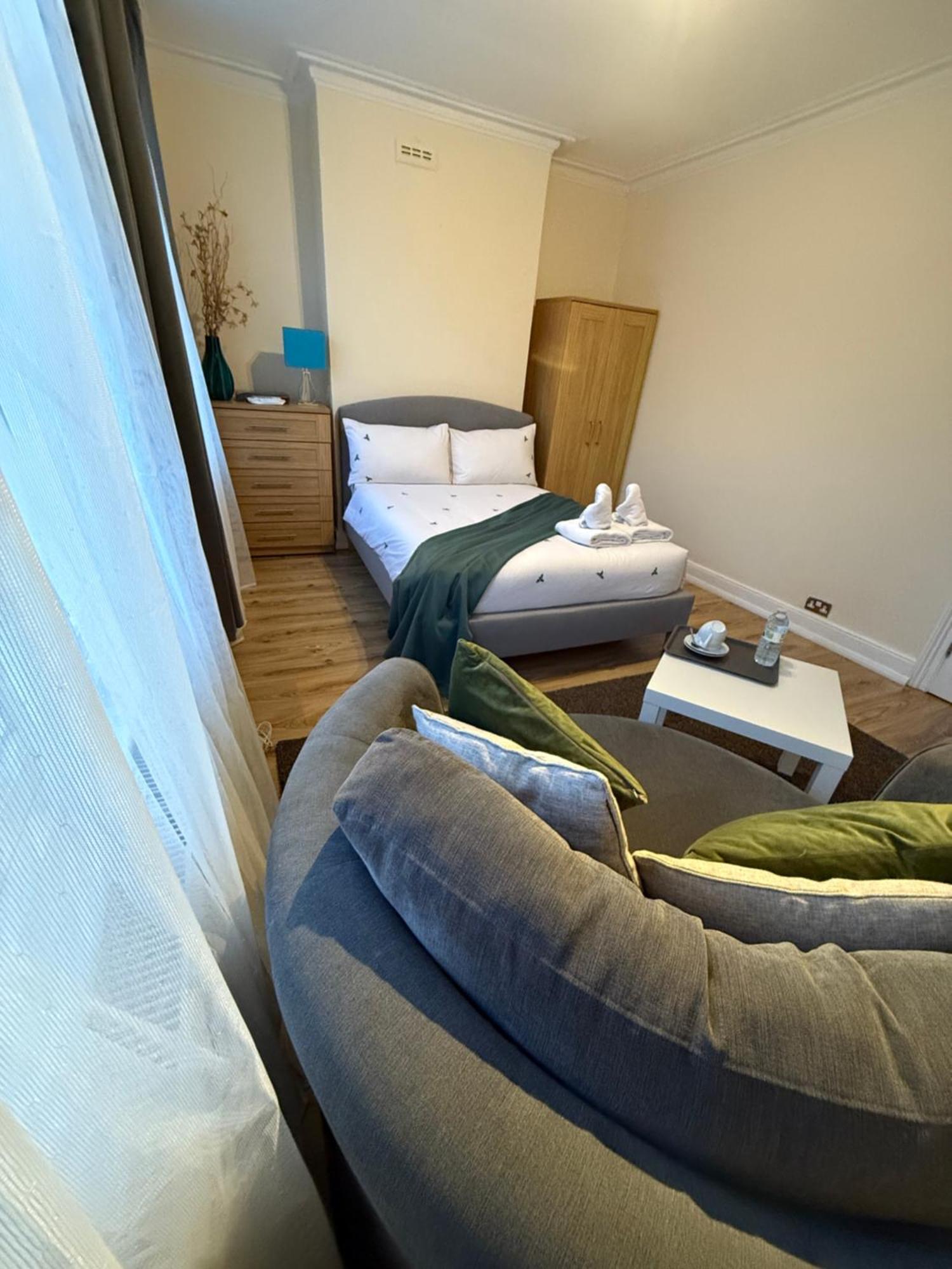 Good Size And Cheap Double In Hammersmith Guest house London