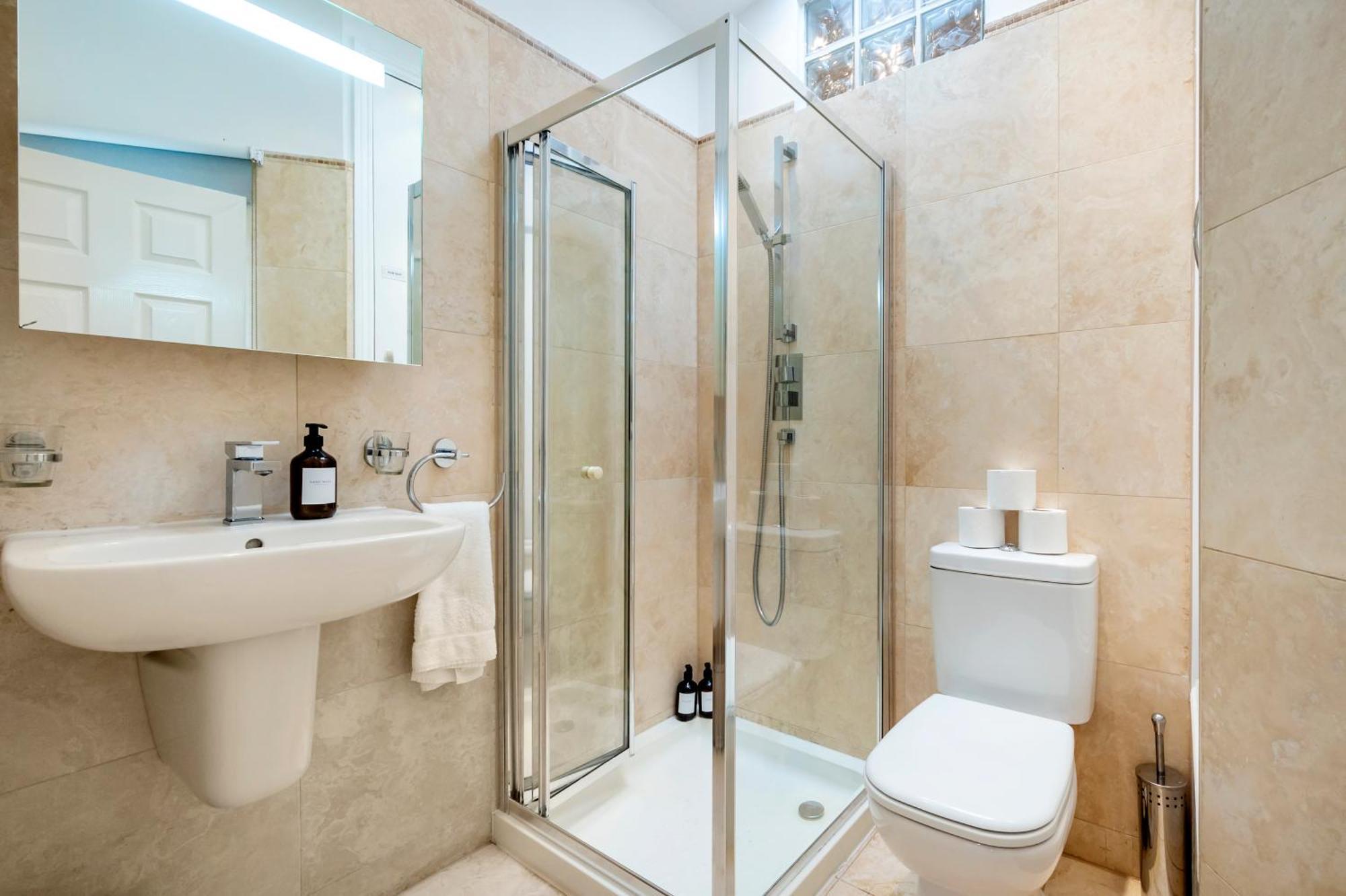 2 Bedr, 3 Beds, 2 Bath Covent Garden 3-min Subway Lägenhet London