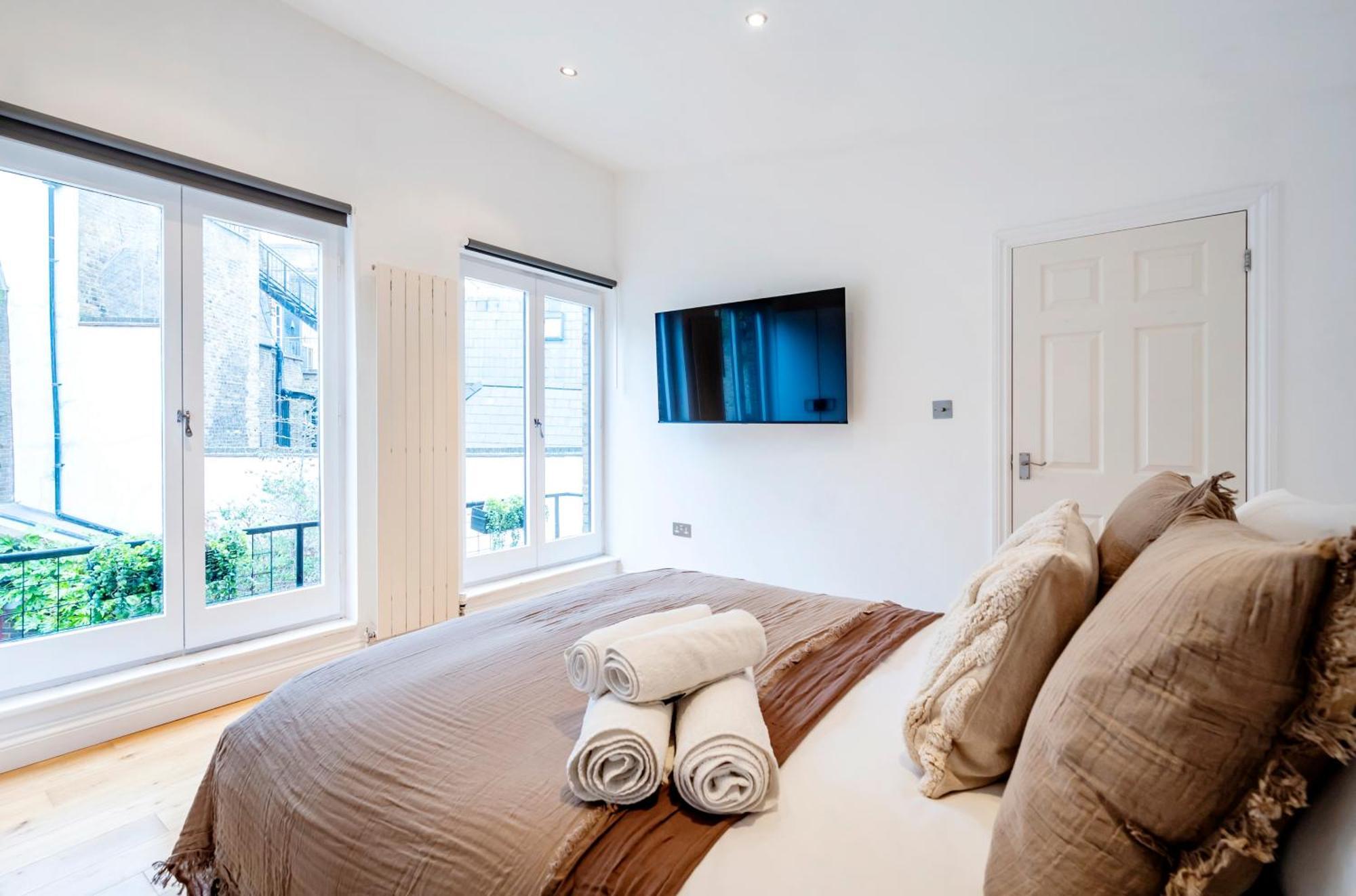 2 Bedr, 3 Beds, 2 Bath Covent Garden 3-min Subway Lägenhet London