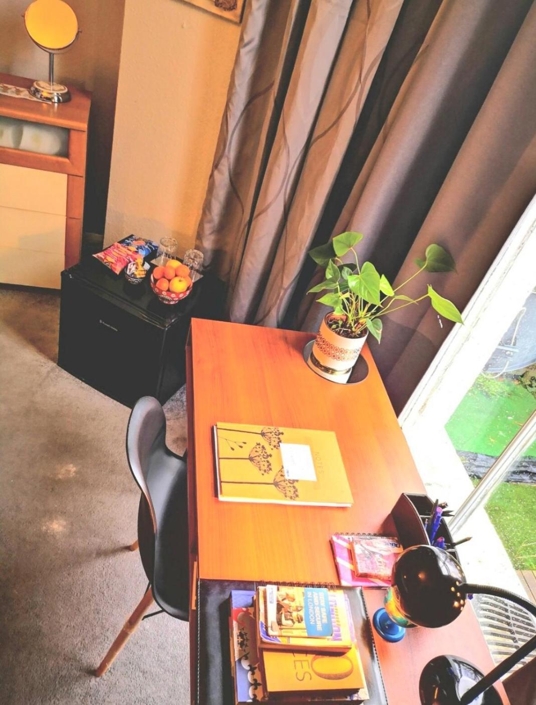 Spacious Double Bedroom In Kensington Homestay London