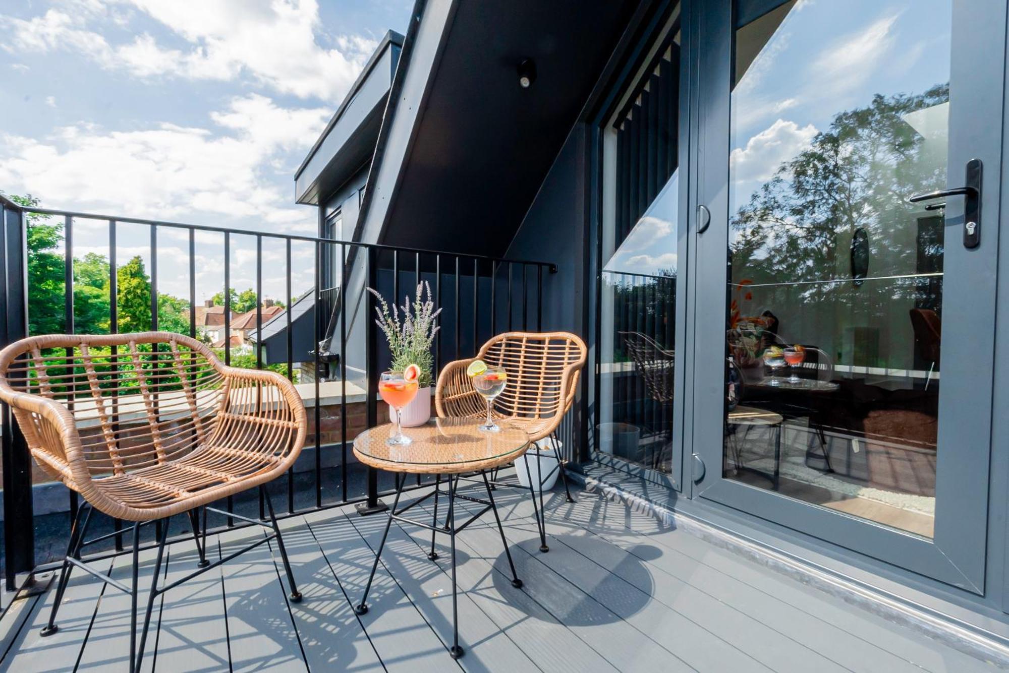 Superb Floor 1-bedroom Flat With Charming Two Balconies Lägenhet *