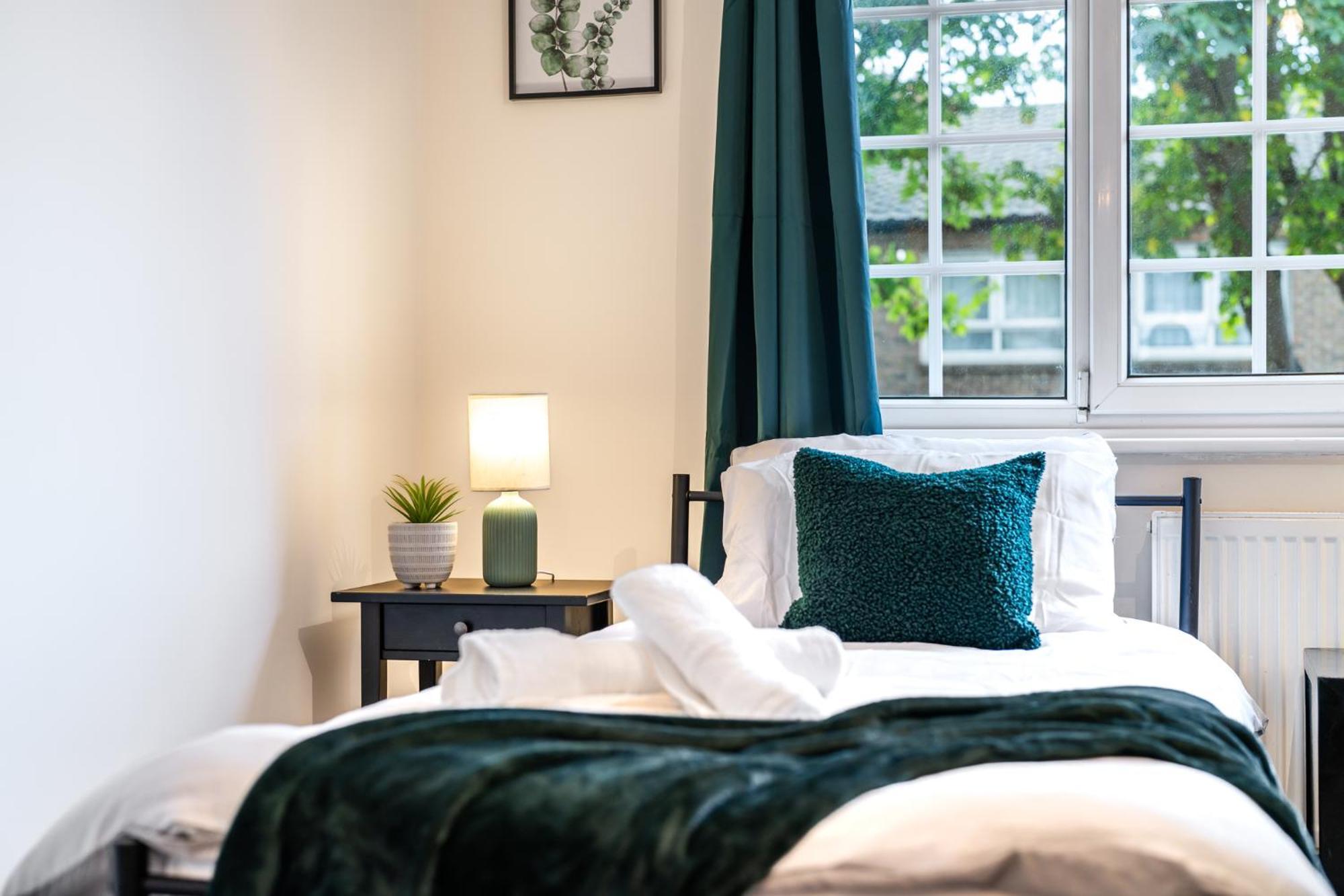 Wilkinsons Home-free Parking, Perfect For Contractors & Weekend Getaways, Near Airport & Excel Hébergement de vacances