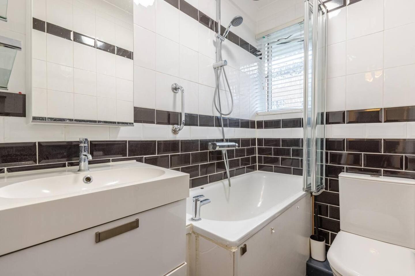 Charming 2-bed Garden Flat Appartamento *