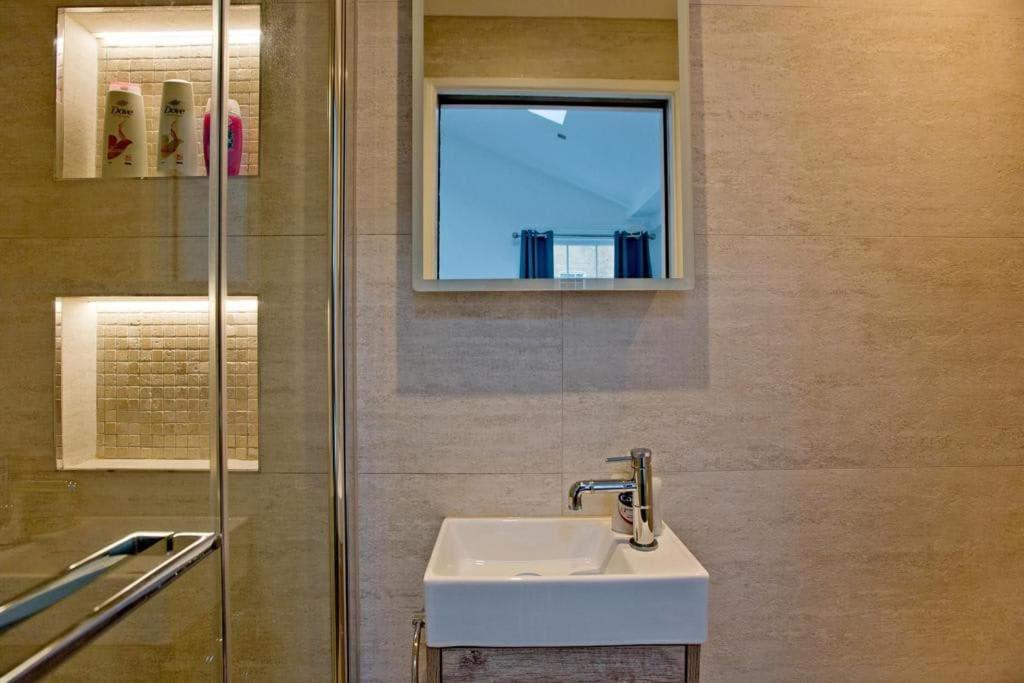 Charming Beau 2-bed Haven Near Harrods * London